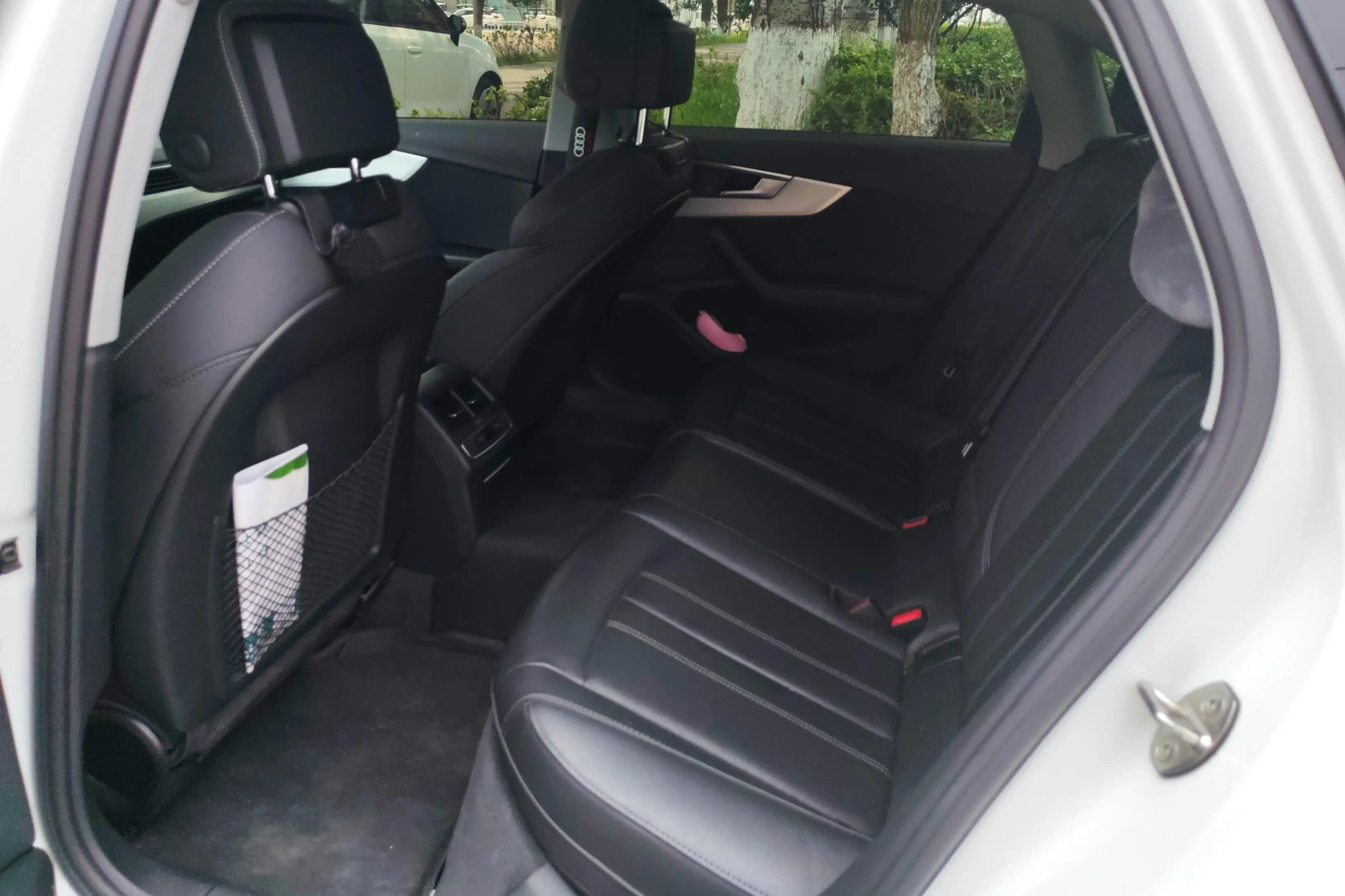Audi A4L 2022 г. 46726 км. — фото 14
