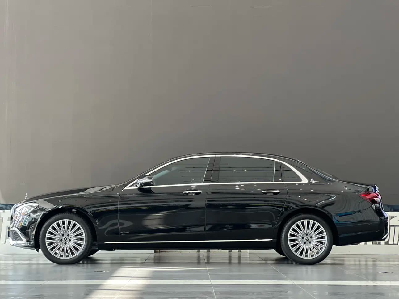 Mercedes-Benz E-Class 2023 г. 69081 км. — фото 3