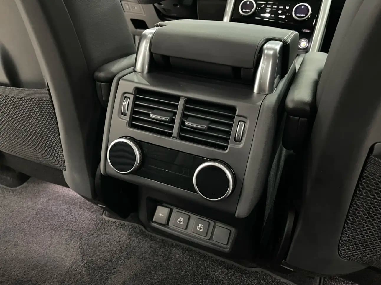 Land Rover Discovery 2024 г. 18144 км. — фото 18