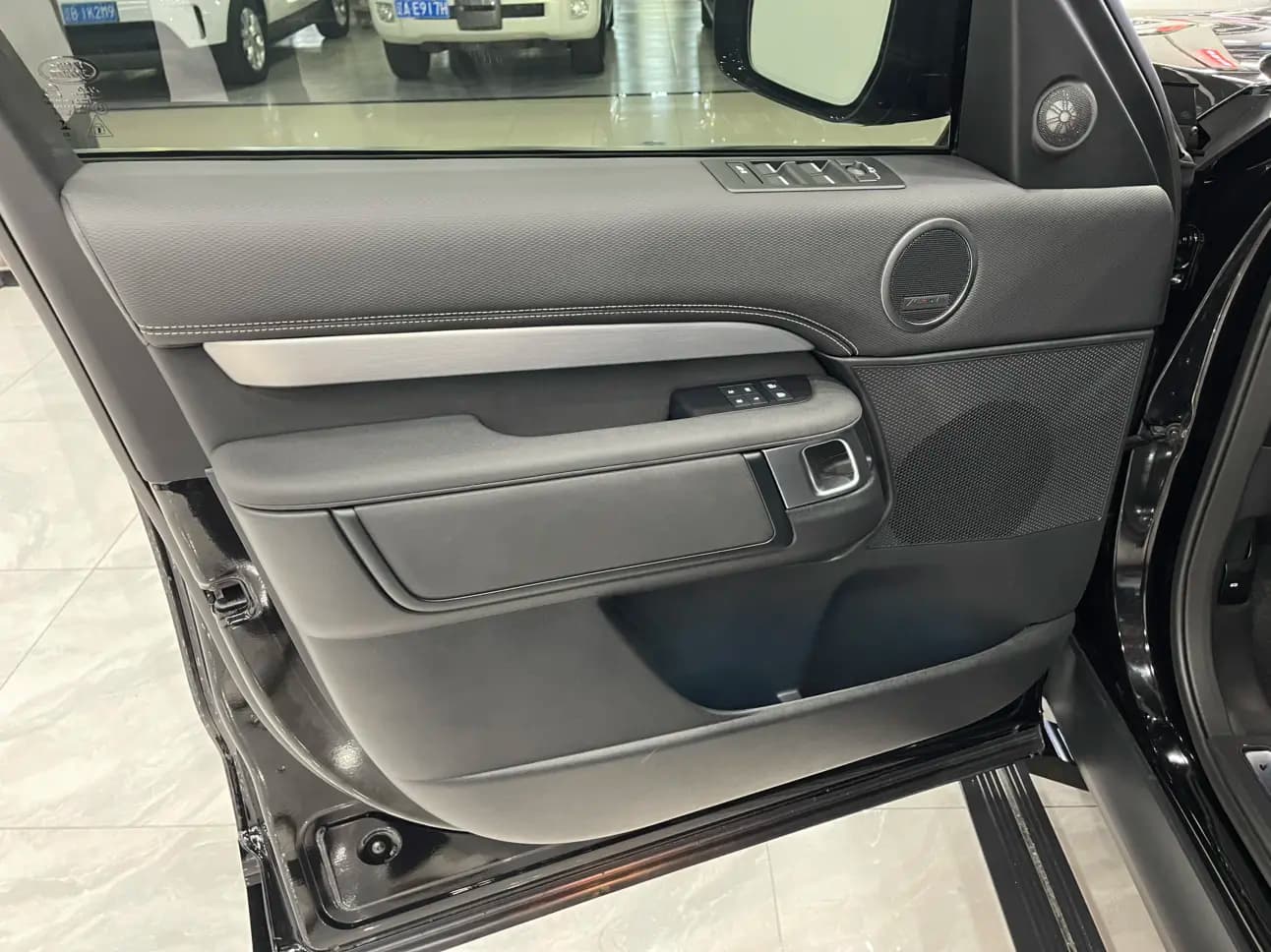 Land Rover Discovery 2024 г. 18144 км. — фото 19