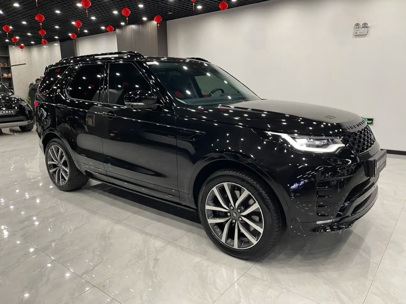 Land Rover Discovery 2024 г. 18144 км. — фото 3
