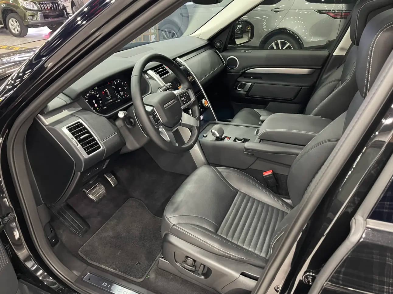 Land Rover Discovery 2024 г. 18144 км. — фото 33