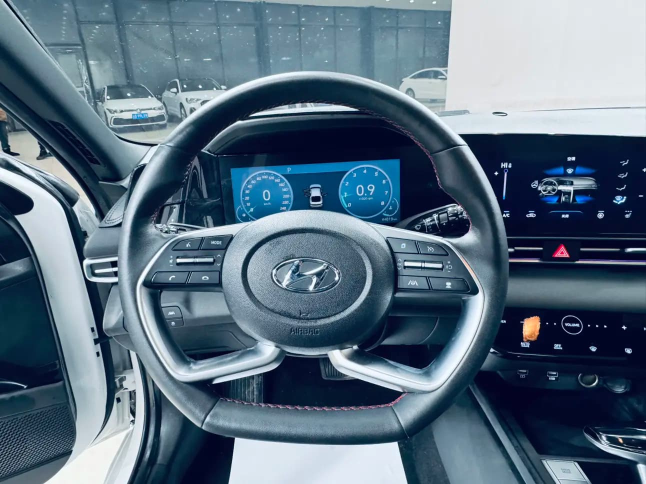 Hyundai Elantra 2023 г. 44048 км. — фото 12