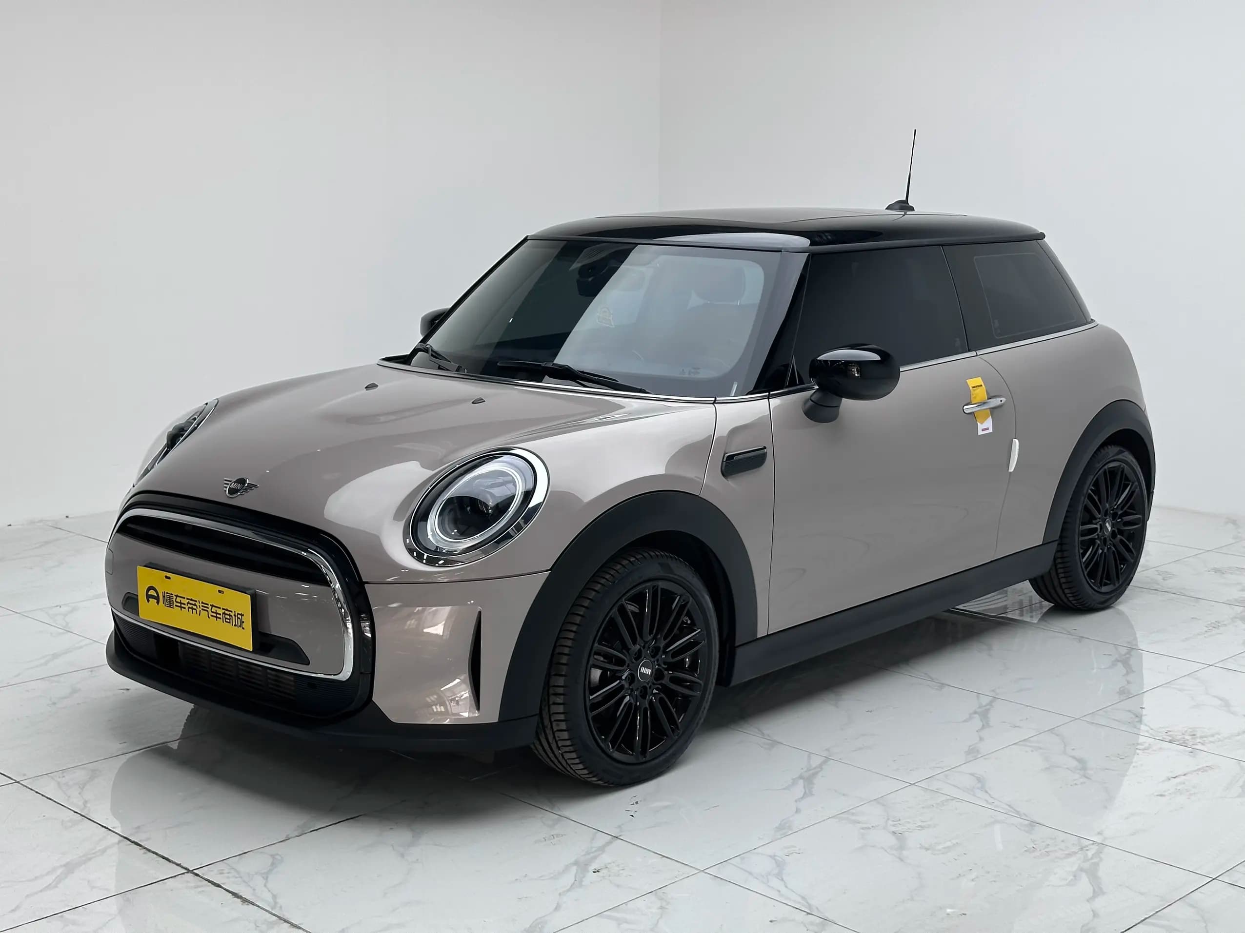MINI 2021 г. 9100 км.