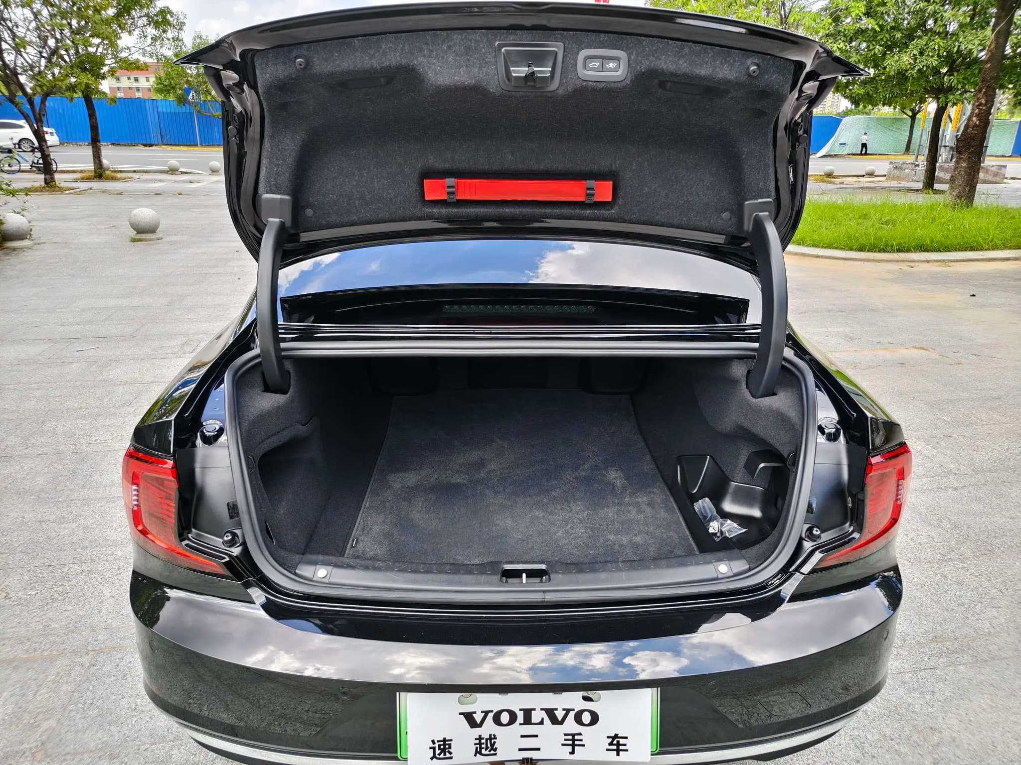Volvo S90 PHEV 2023 г. 37094 км. — фото 17
