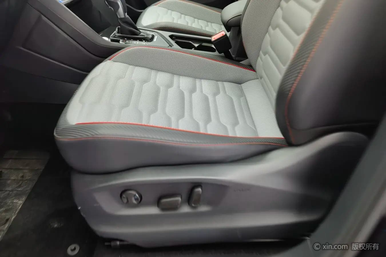 Volkswagen Tiguan L PHEV 2024 г. 35708 км. — фото 16