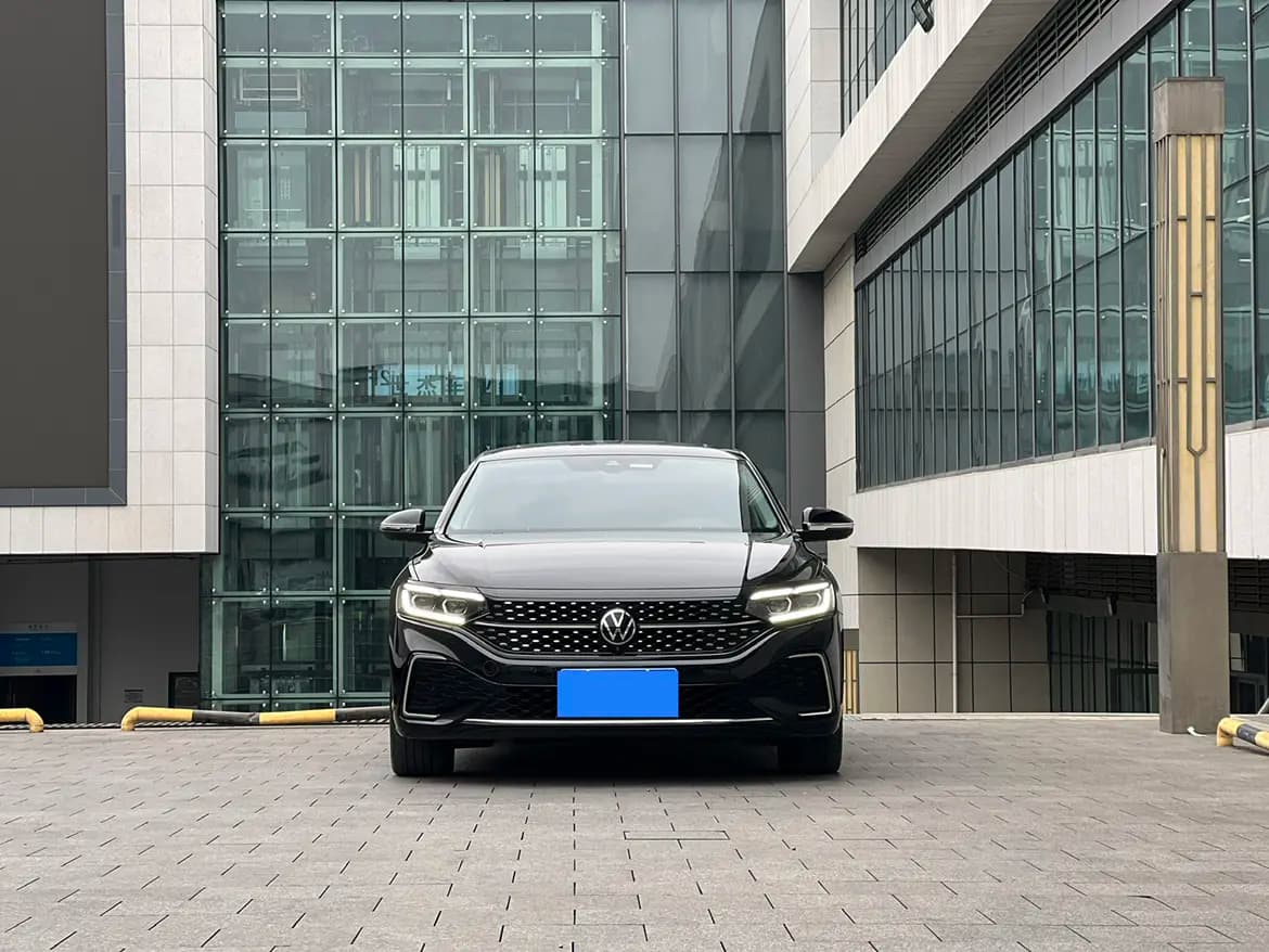 Volkswagen Passat 2023 г. 38795 км. — фото 2