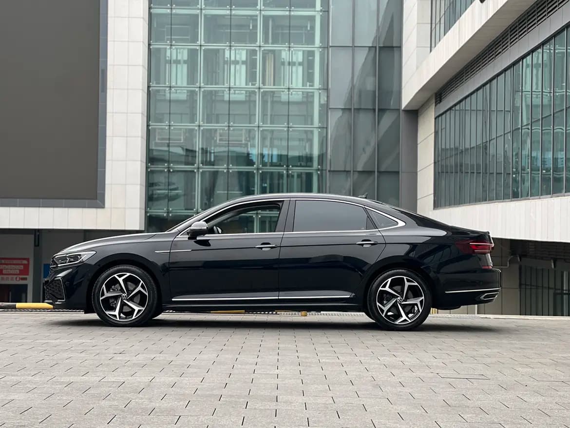 Volkswagen Passat 2023 г. 38795 км. — фото 3