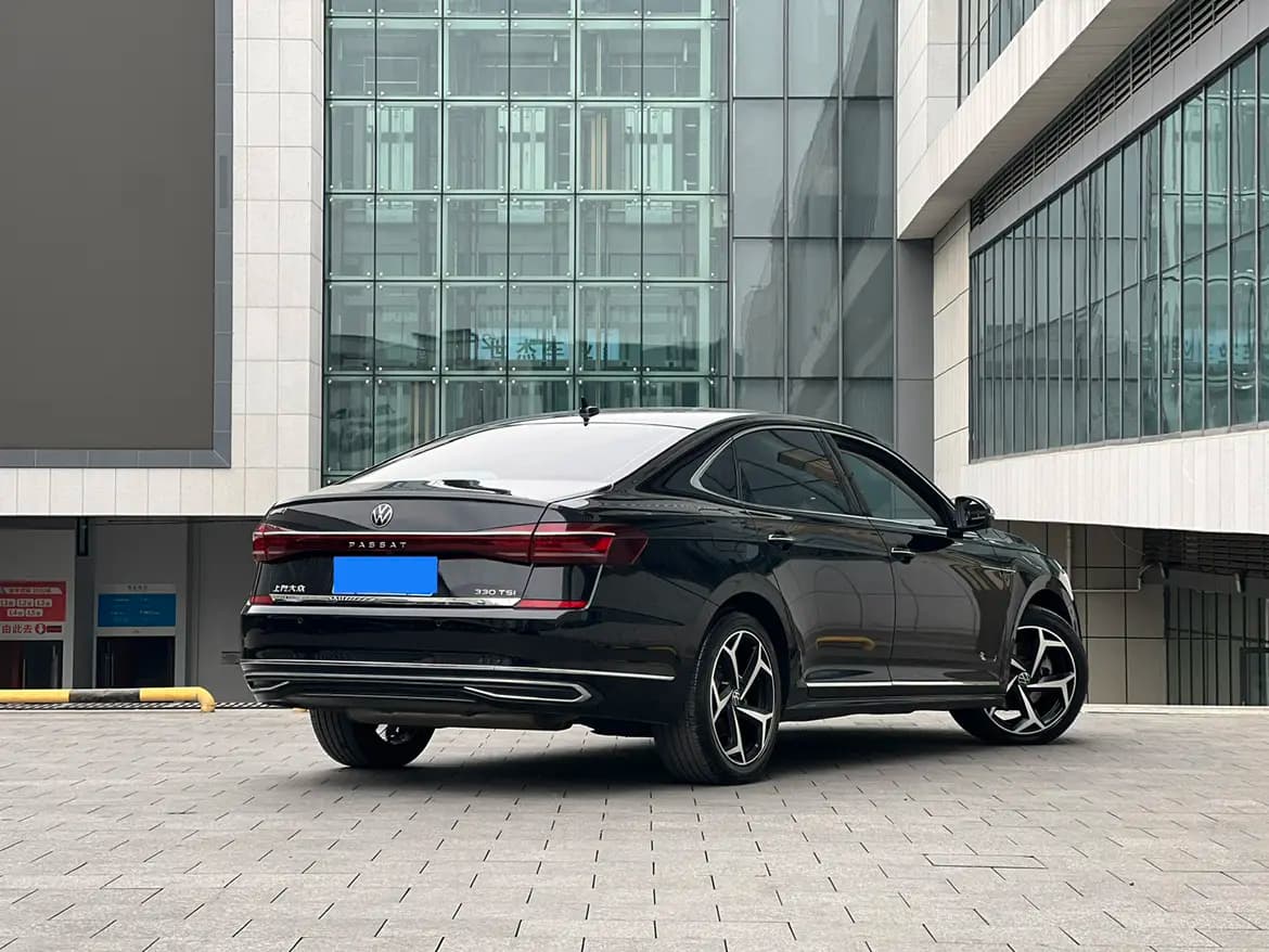 Volkswagen Passat 2023 г. 38795 км. — фото 4