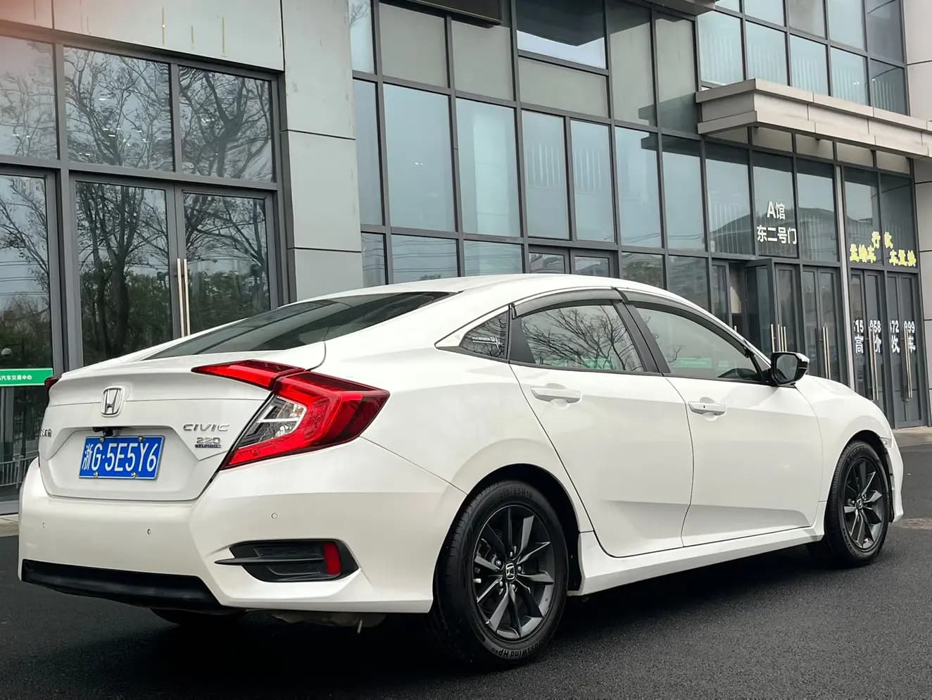 Honda Civic 2021 г. 61115 км. — фото 4