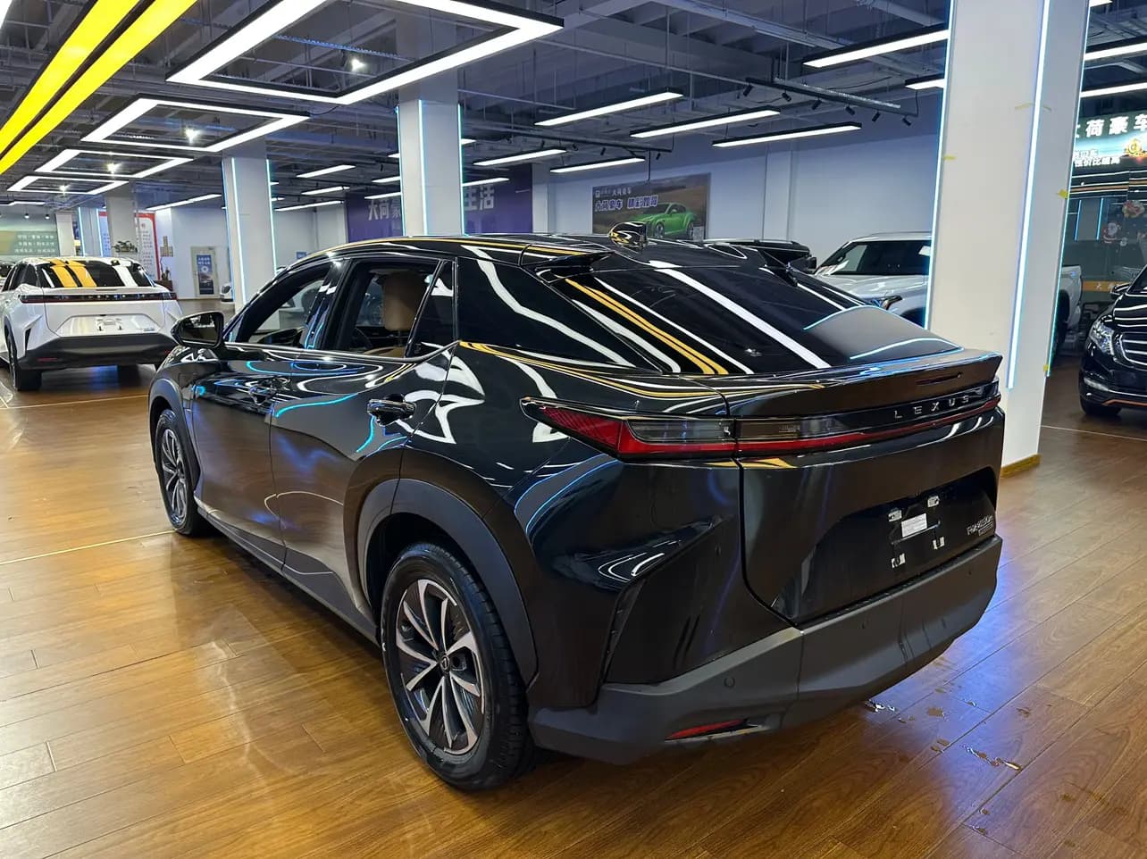 Lexus RZ 2023 г. 17287 км. — фото 5