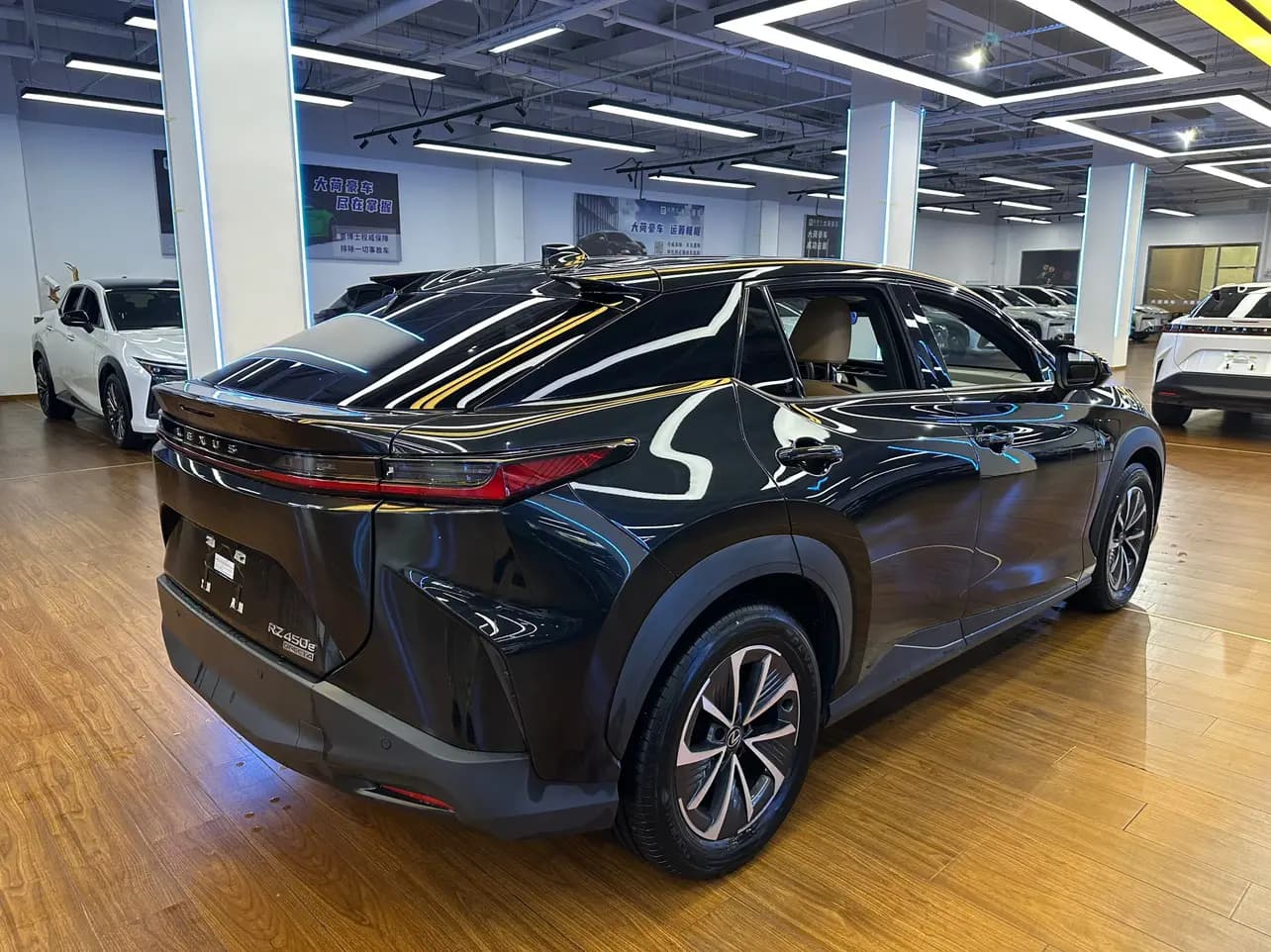 Lexus RZ 2023 г. 17287 км. — фото 7