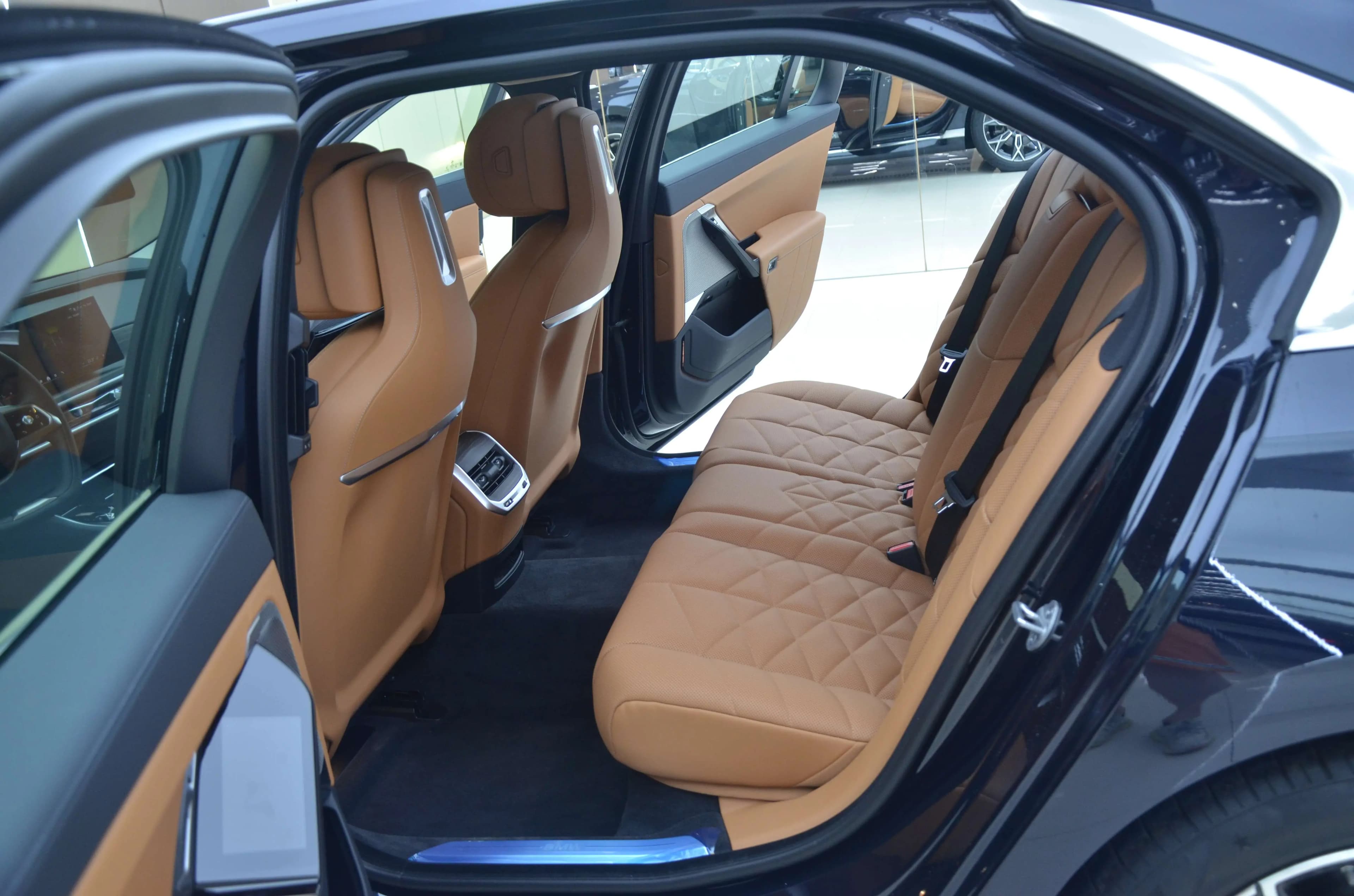 BMW 7 Series 2025 г. 302 км. — фото 12