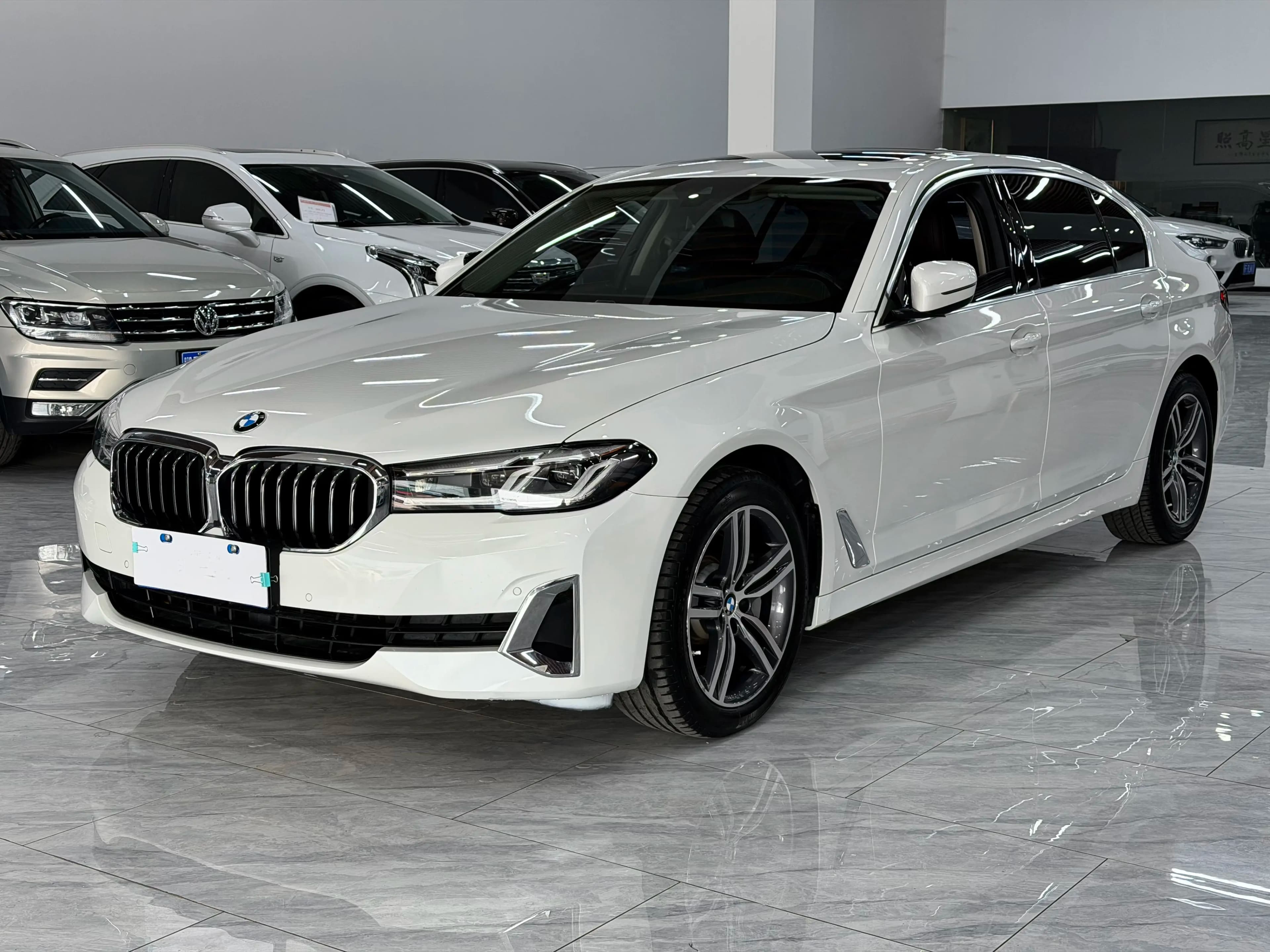 BMW 5 Series 2022 г. 80059 км. — фото 1