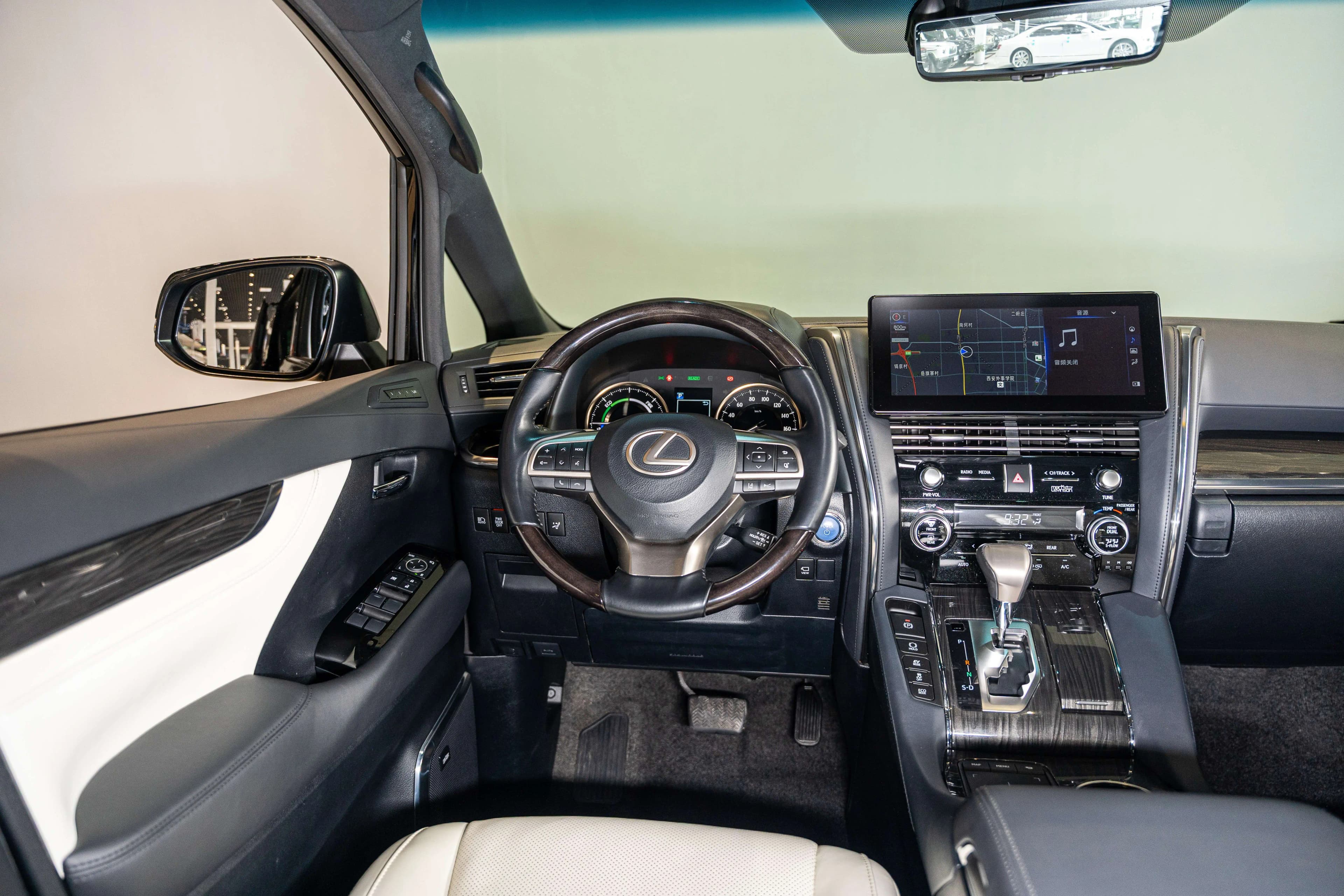 Lexus LM 2023 г. 72875 км. — фото 11