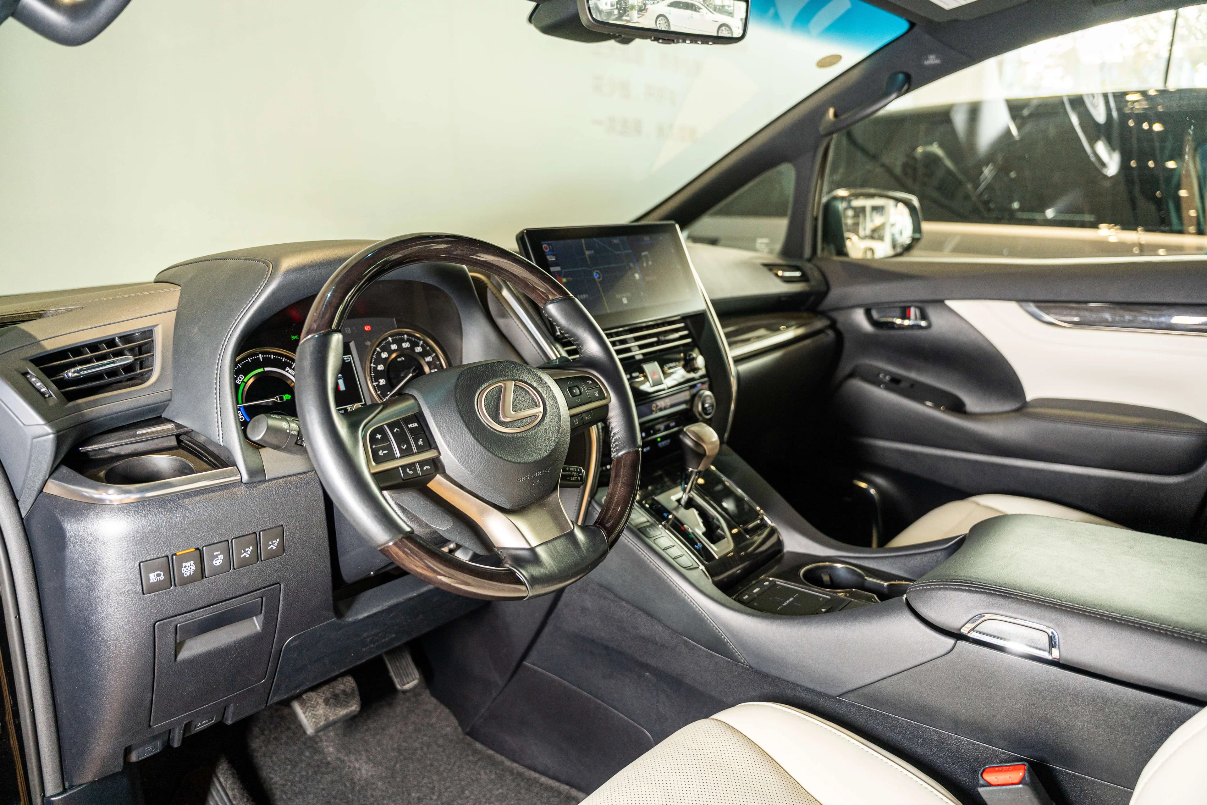 Lexus LM 2023 г. 72875 км. — фото 12