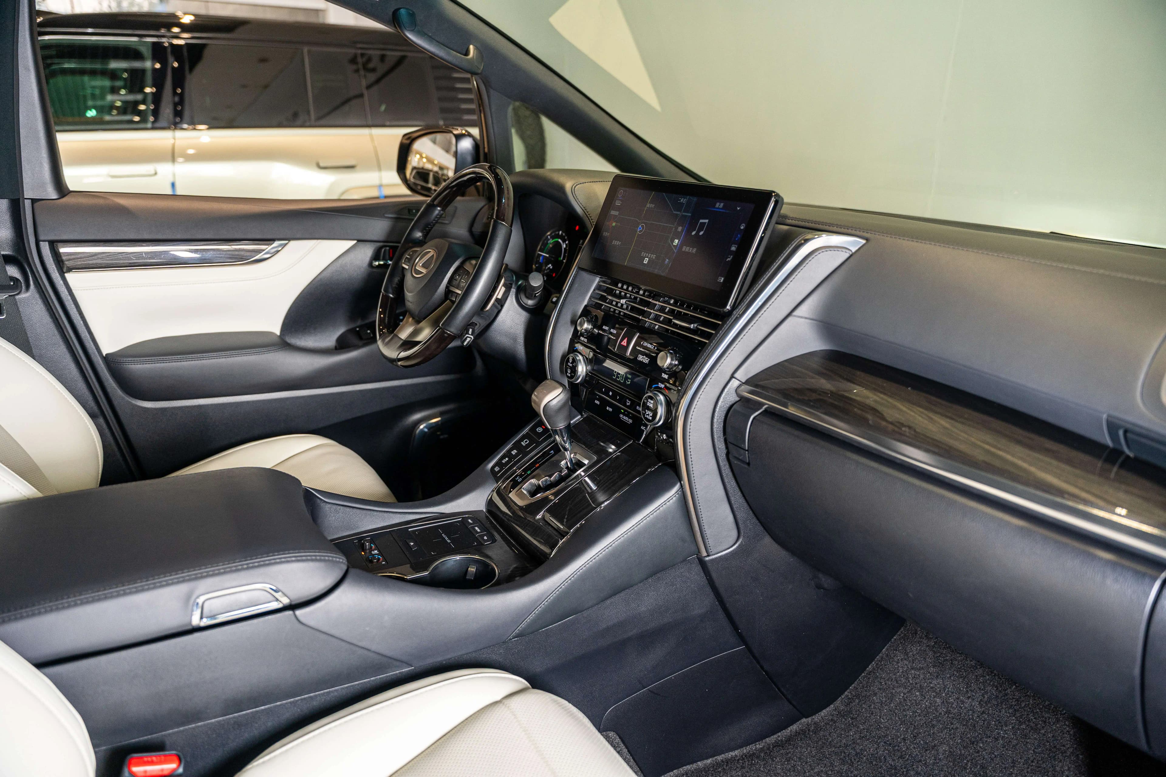 Lexus LM 2023 г. 72875 км. — фото 13