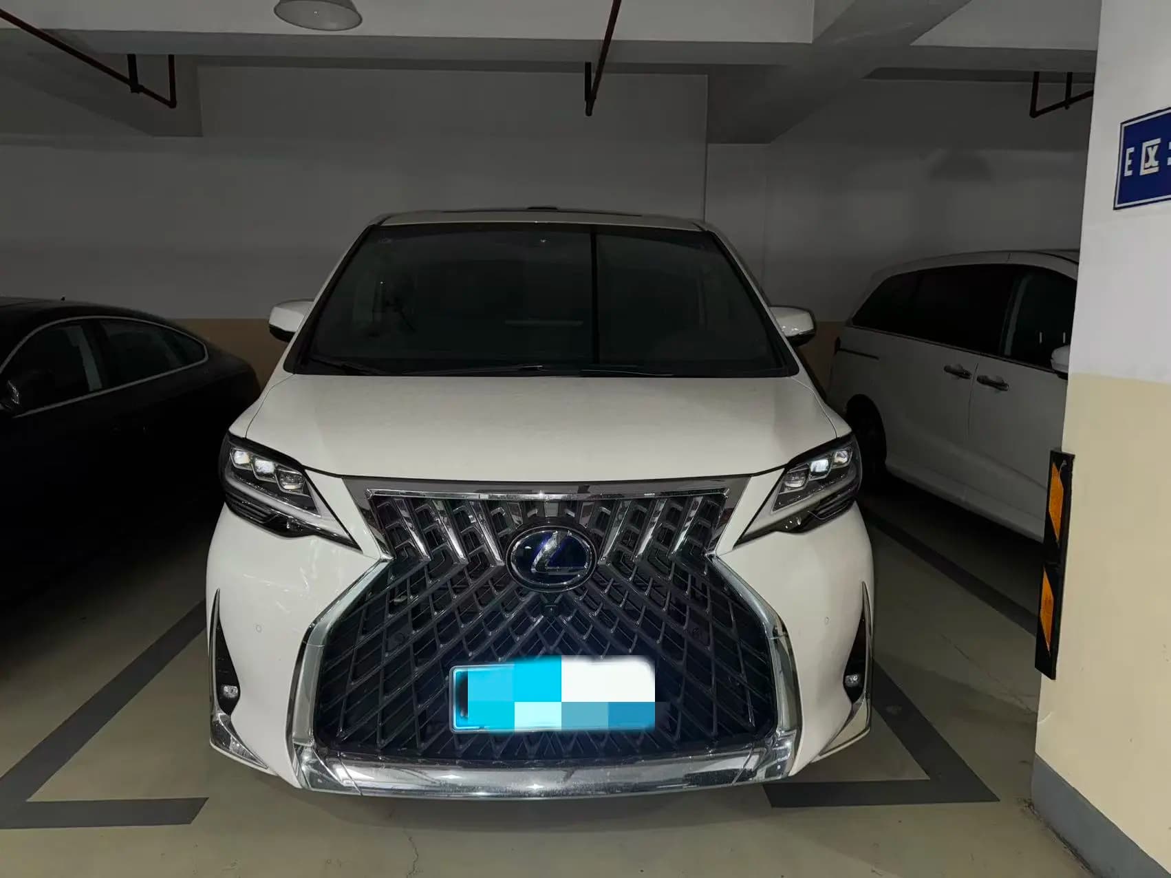 Lexus LM 2021 г. 51076 км. — фото 2