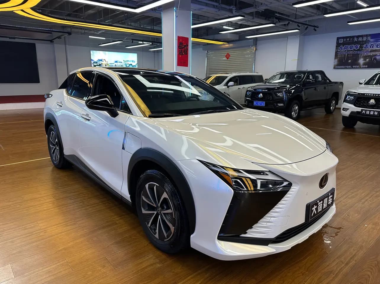 Lexus RZ 2024 г. 11792 км. — фото 3