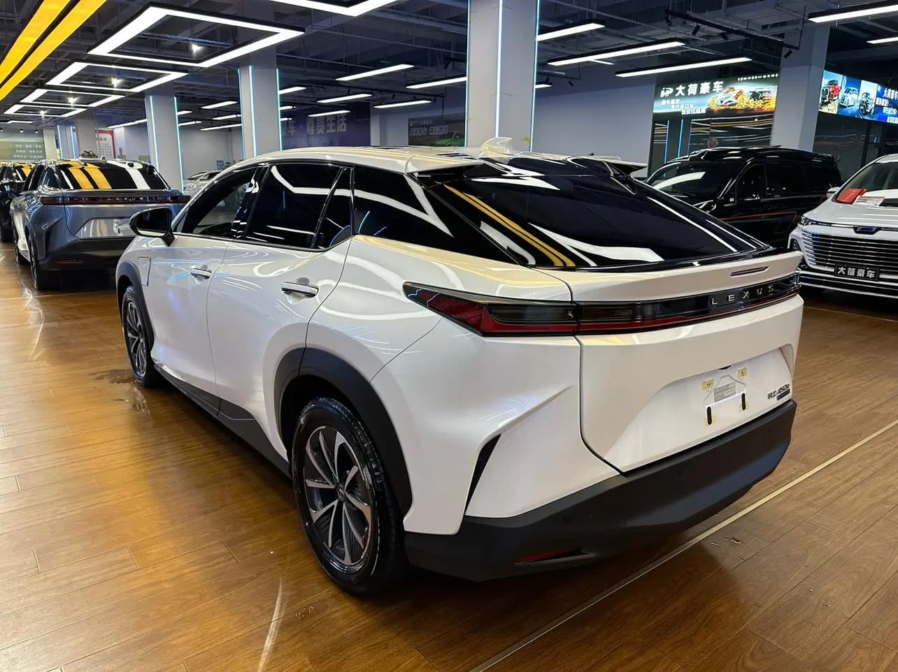 Lexus RZ 2024 г. 11792 км. — фото 5