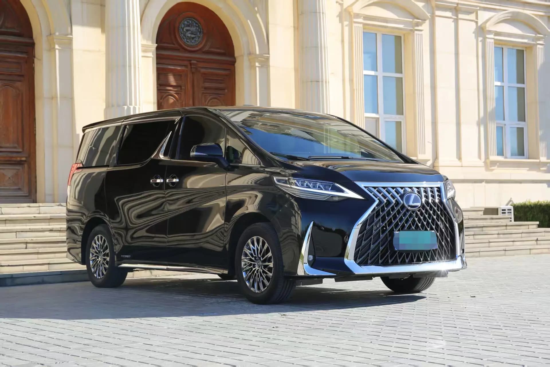 Lexus LM 2023 г. 45077 км. — фото 2