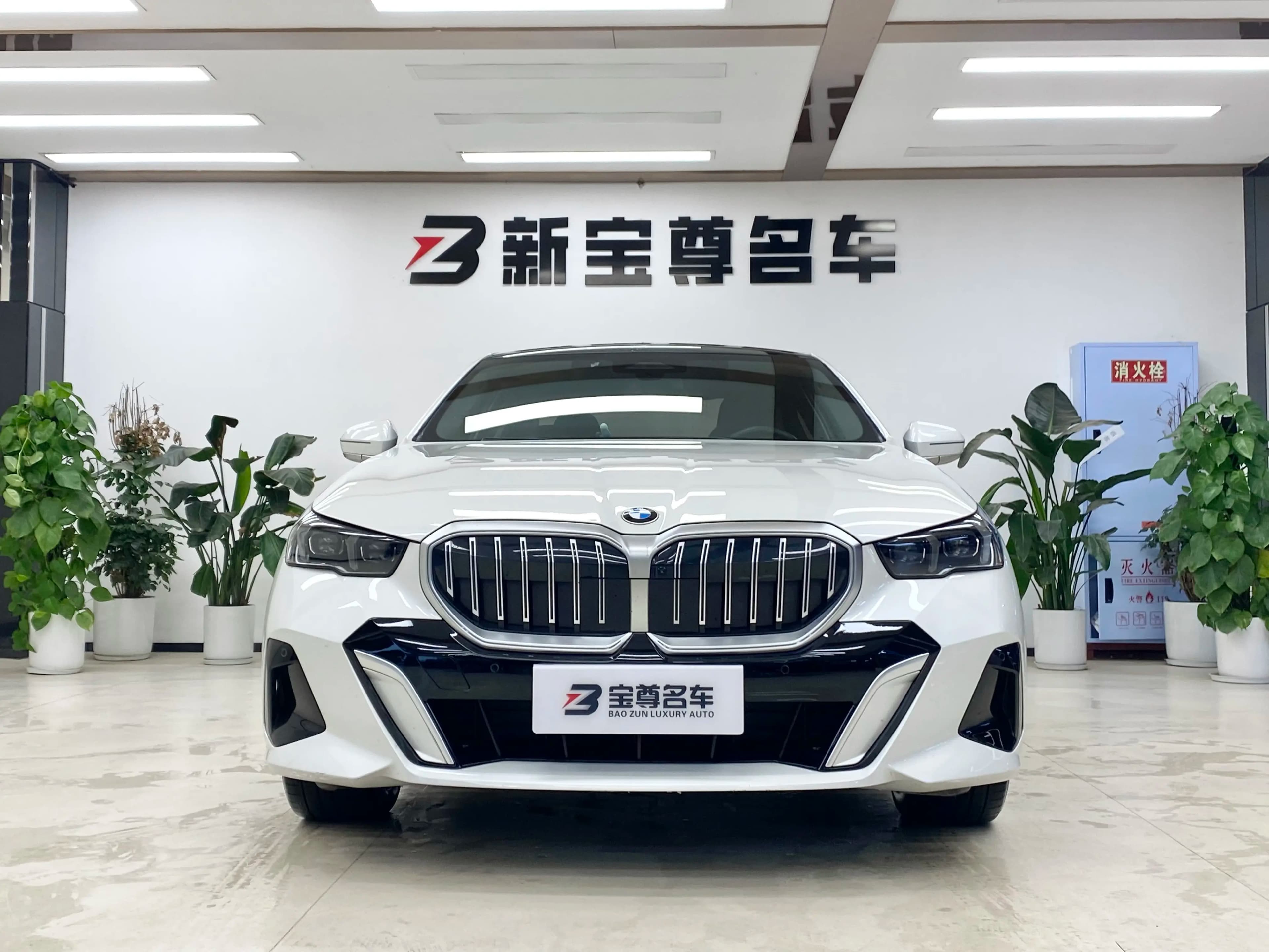 BMW 5 Series 2025 г. 38088 км. — фото 2