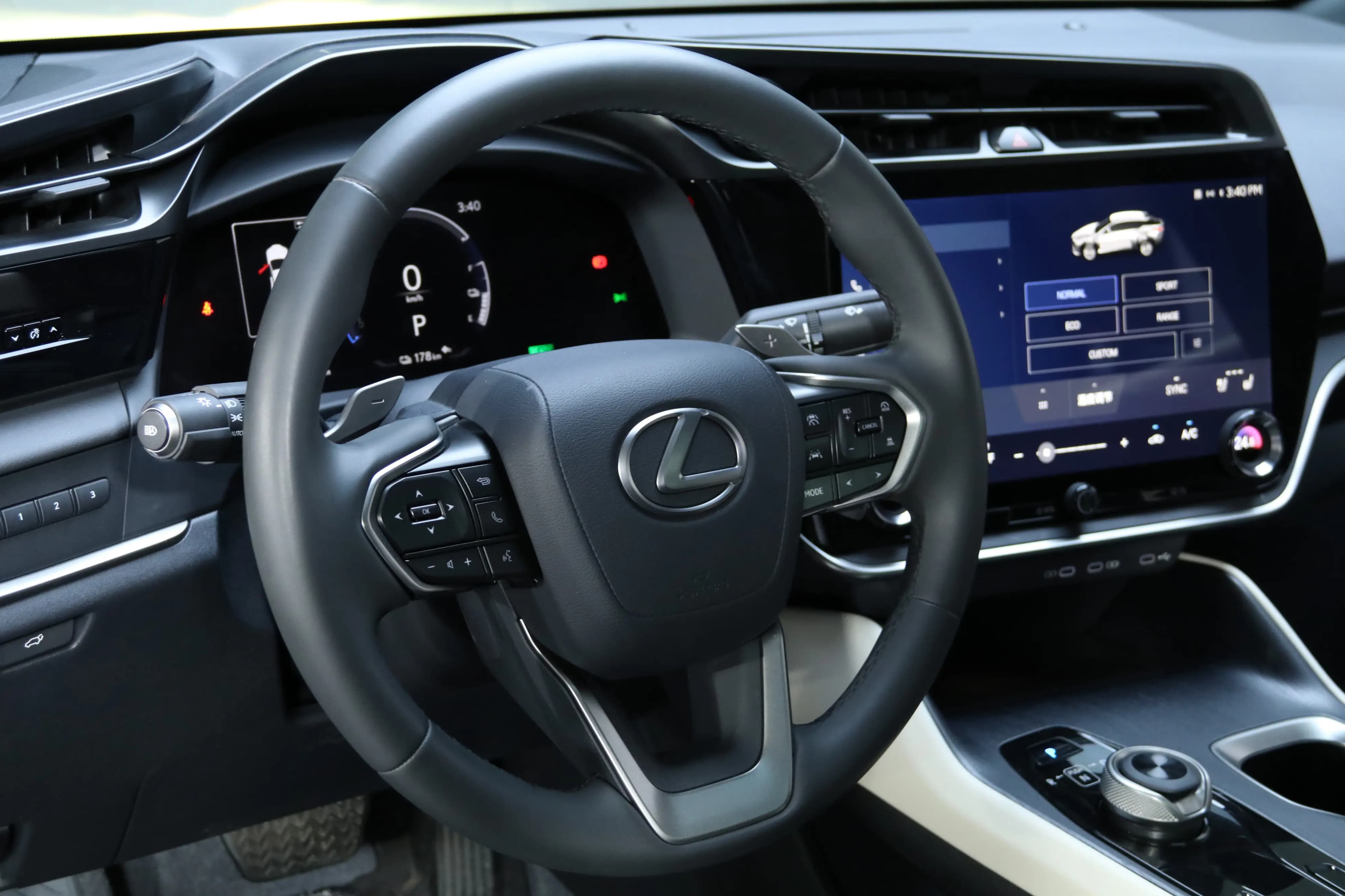 Lexus RZ 2023 г. 17096 км. — фото 11