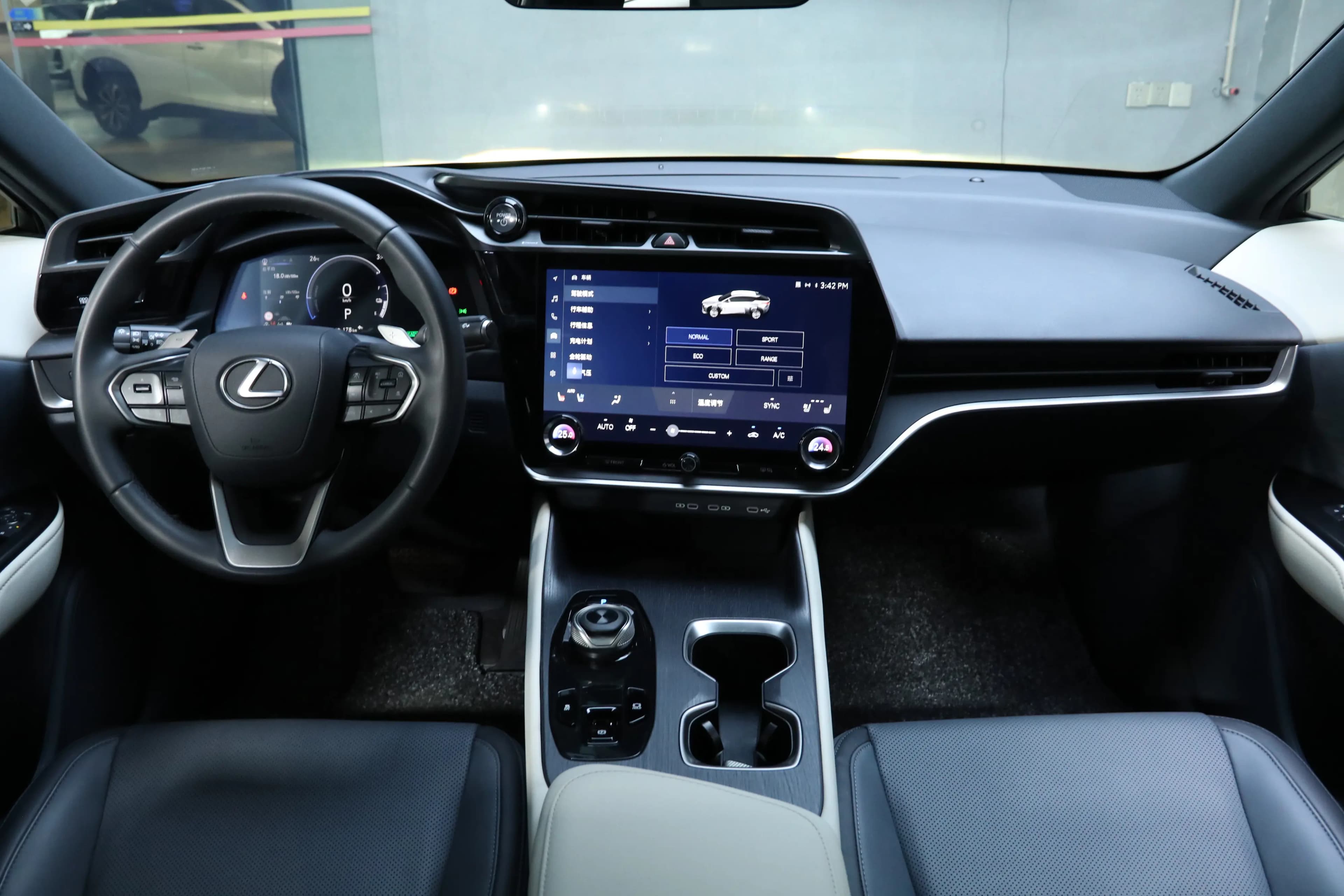 Lexus RZ 2023 г. 17096 км. — фото 9