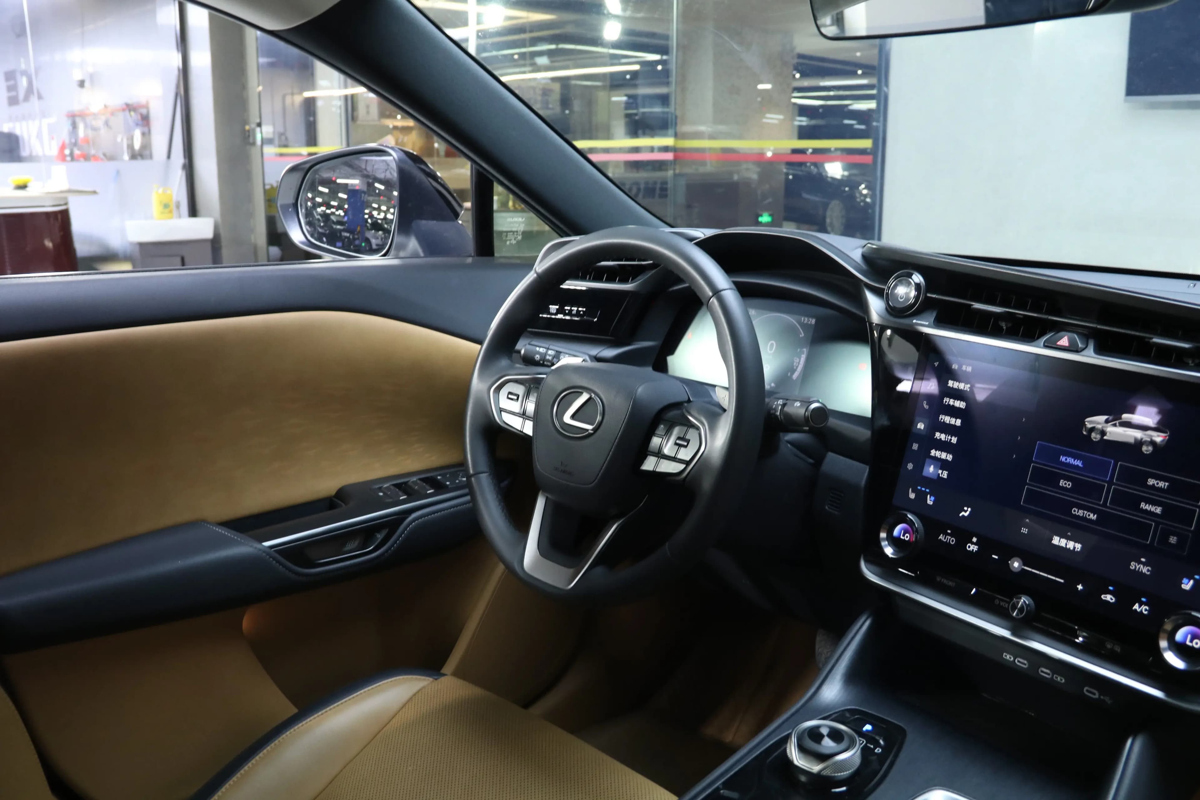 Lexus RZ 2023 г. 30797 км. — фото 13
