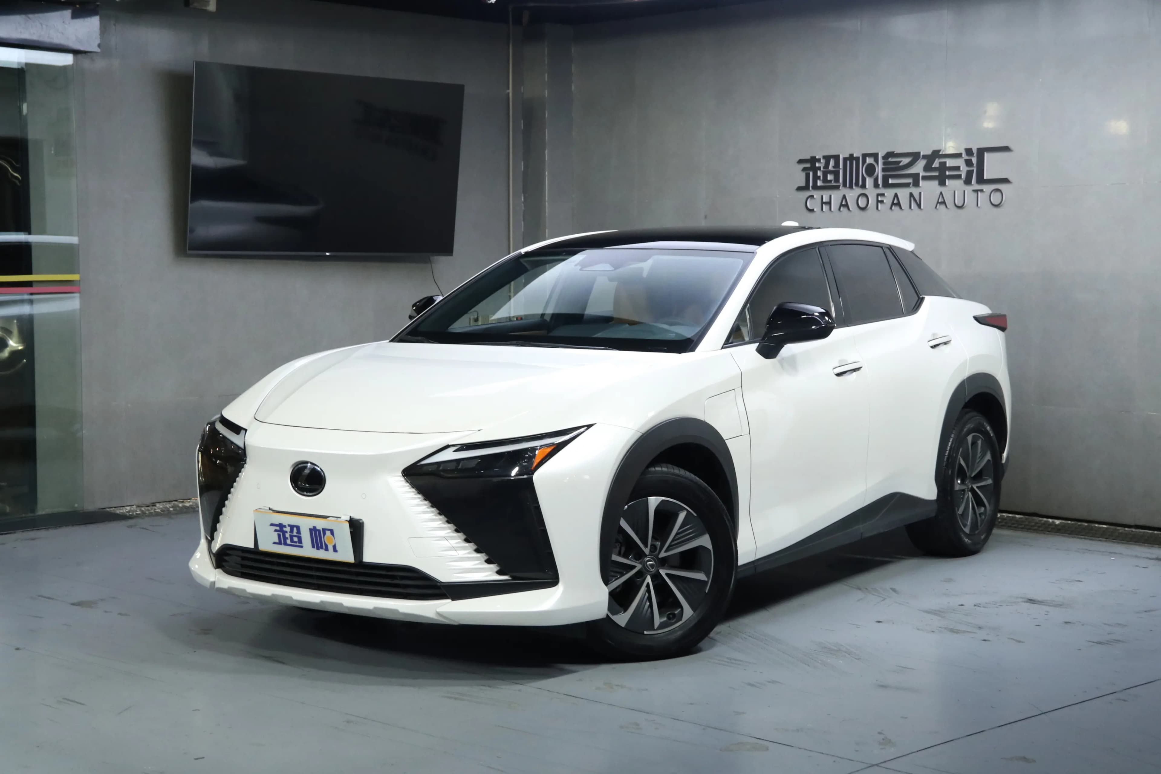 Lexus RZ 2023 г. 46098 км.