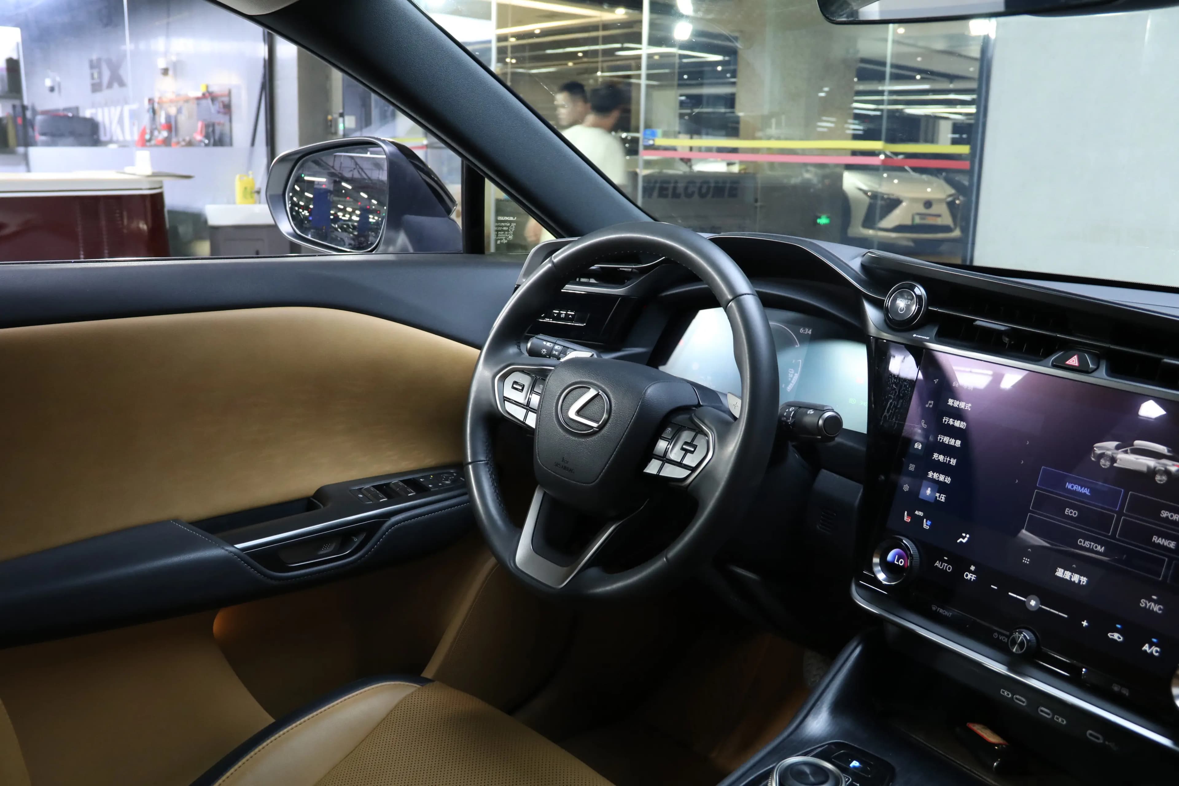 Lexus RZ 2023 г. 46098 км. — фото 13