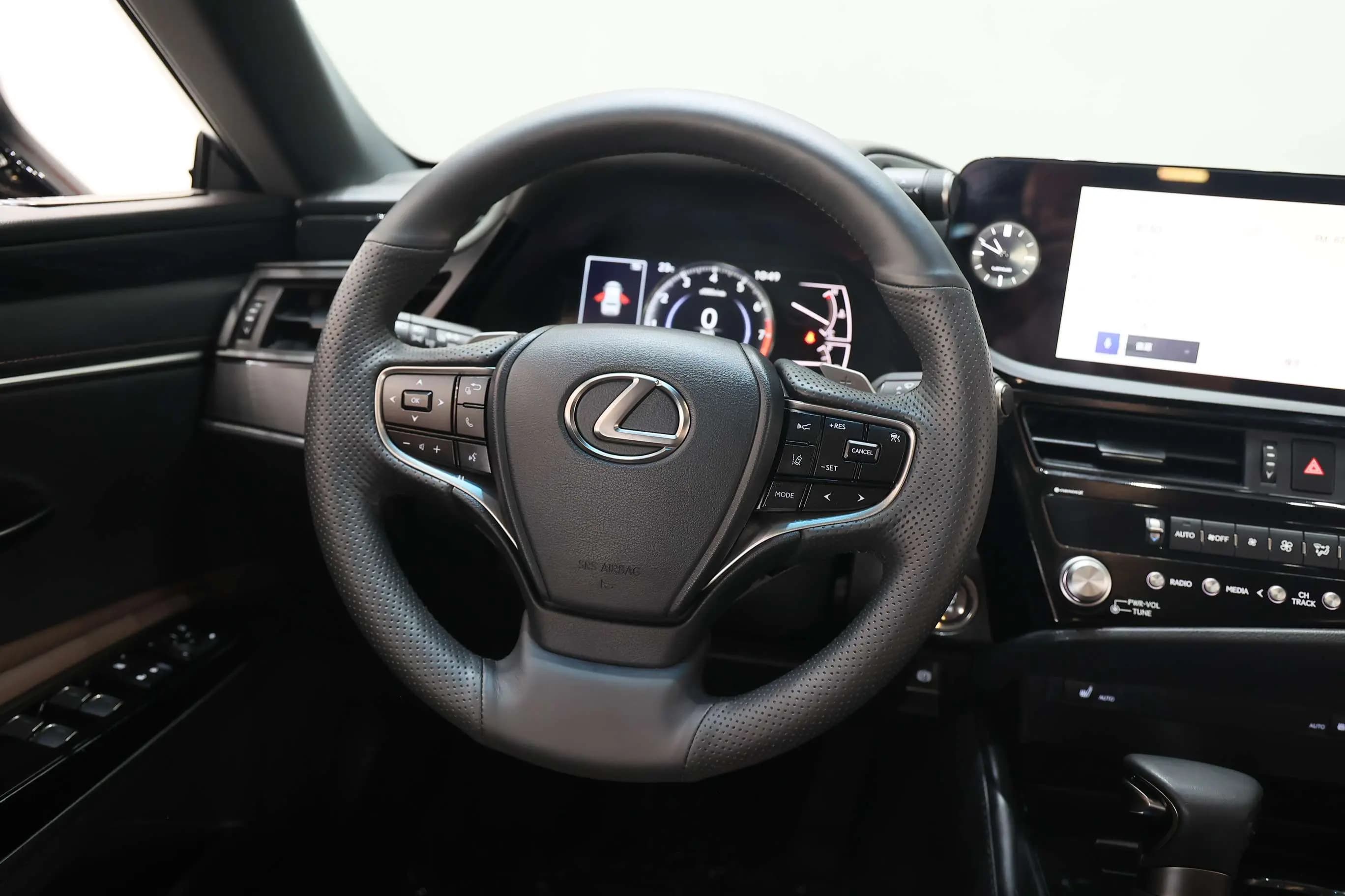 Lexus ES 2024 г. 18022 км. — фото 14