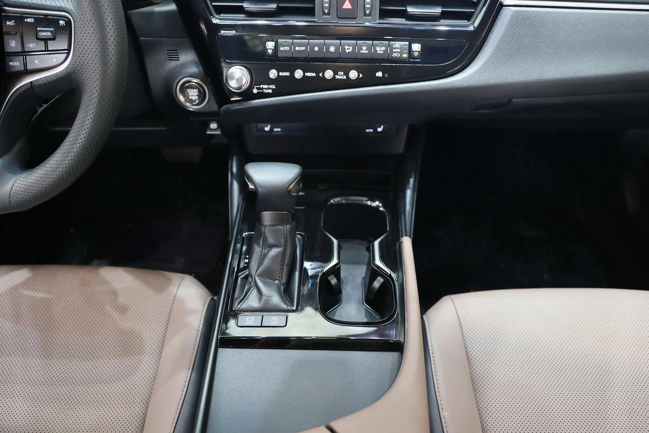 Lexus ES 2024 г. 18022 км. — фото 15