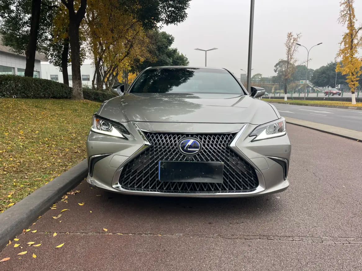 Lexus ES 2021 г. 66142 км. — фото 2