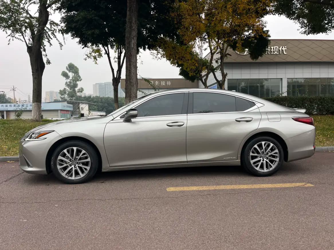 Lexus ES 2021 г. 66142 км. — фото 4