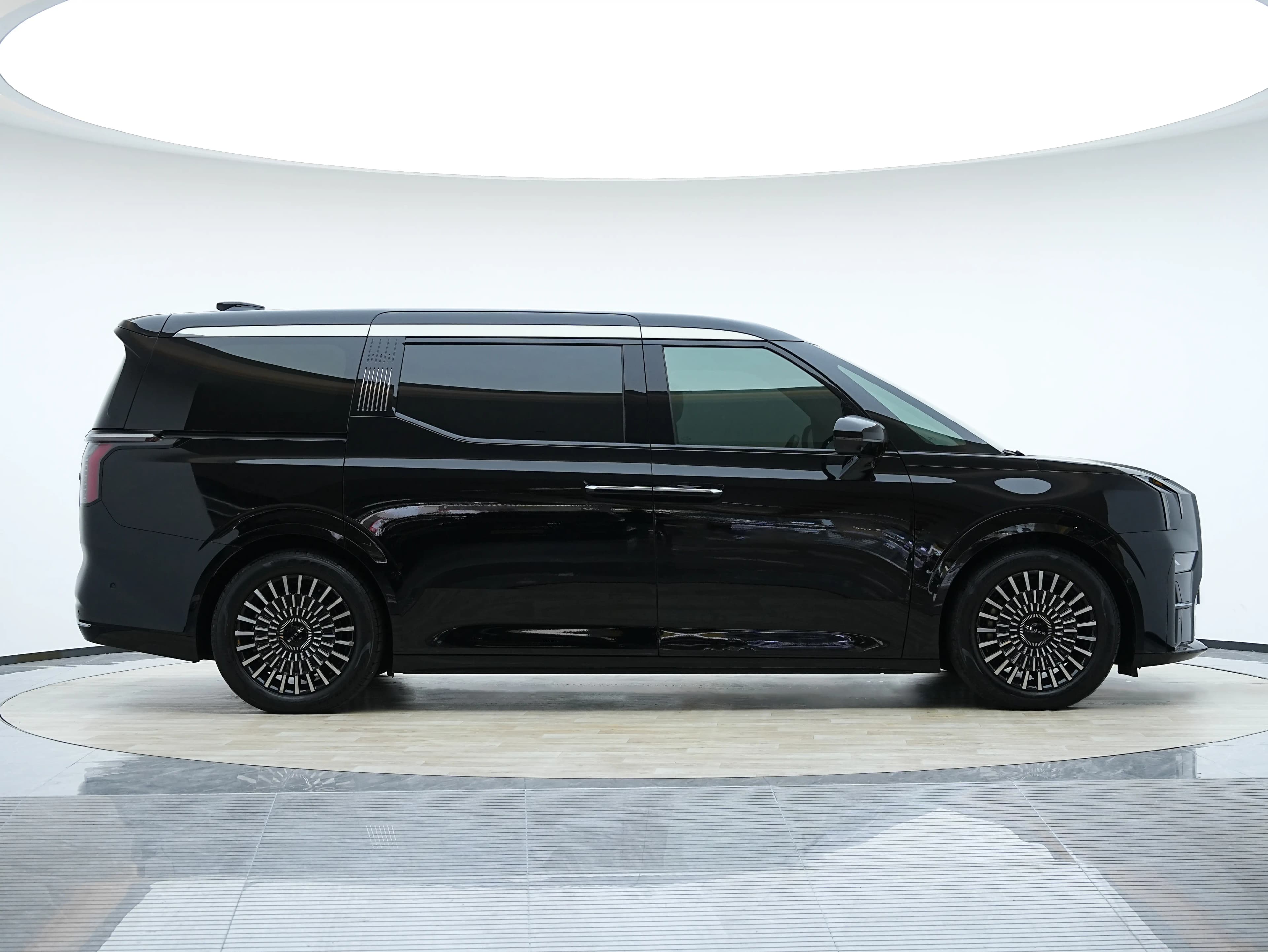 ZEEKR 009 2023 г. 31480 км. — фото 8