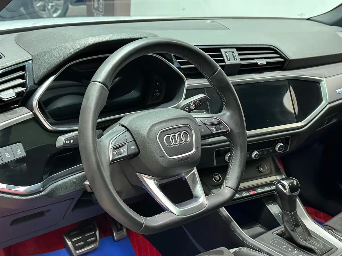 Audi Q3 2023 г. 45800 км. — фото 19