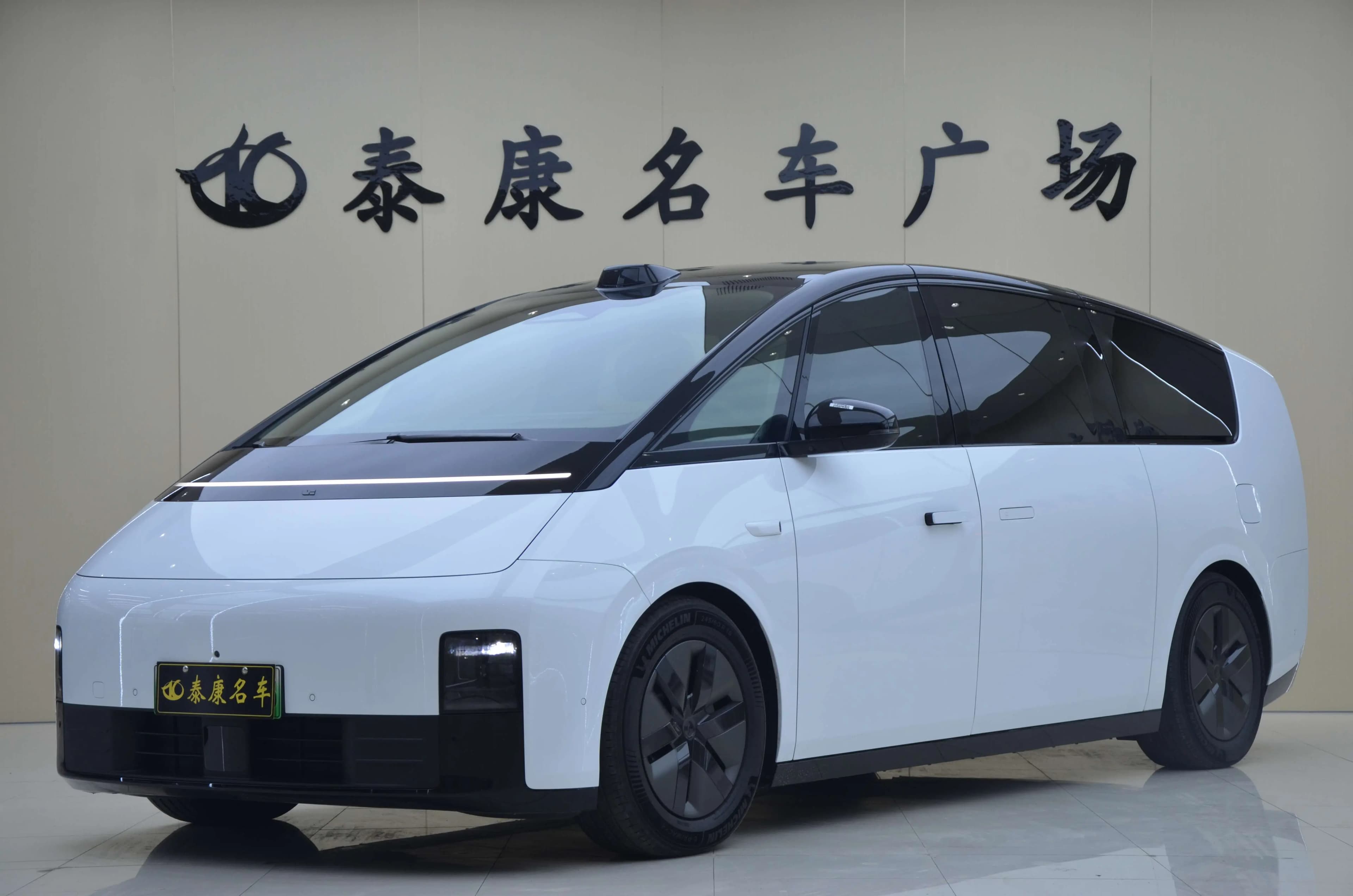 Lixiang MEGA 2025 г. 8051 км.