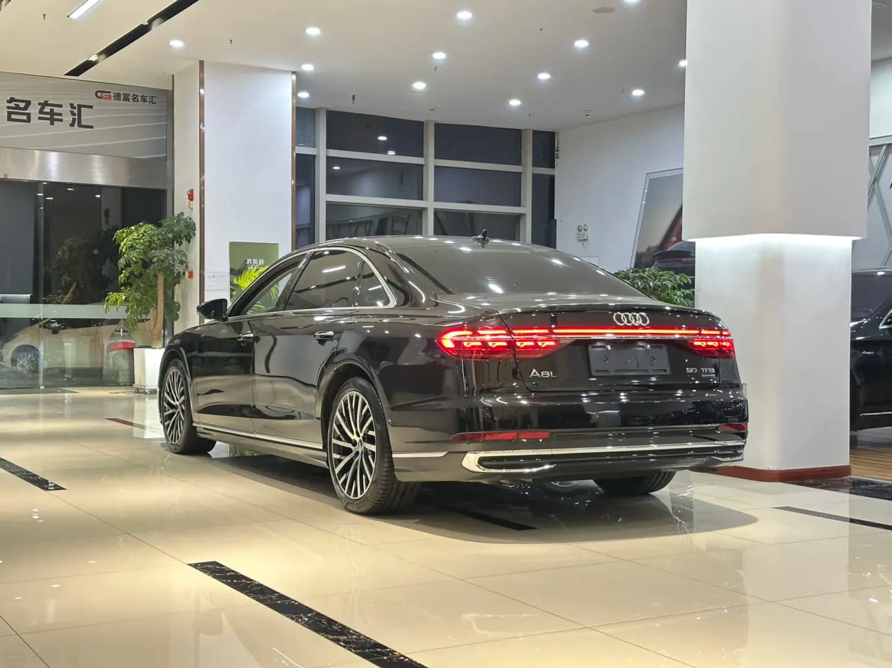 Audi A8 2024 г. 19037 км. — фото 3