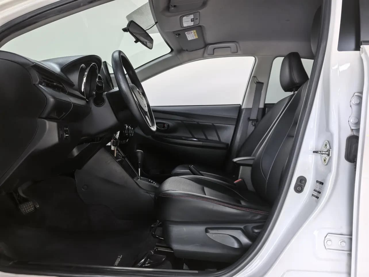 Toyota Yaris L 2021 г. 40148 км. — фото 14