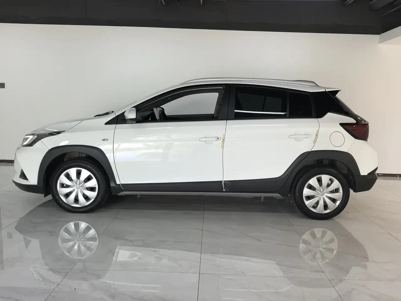 Toyota Yaris L 2021 г. 40148 км. — фото 4