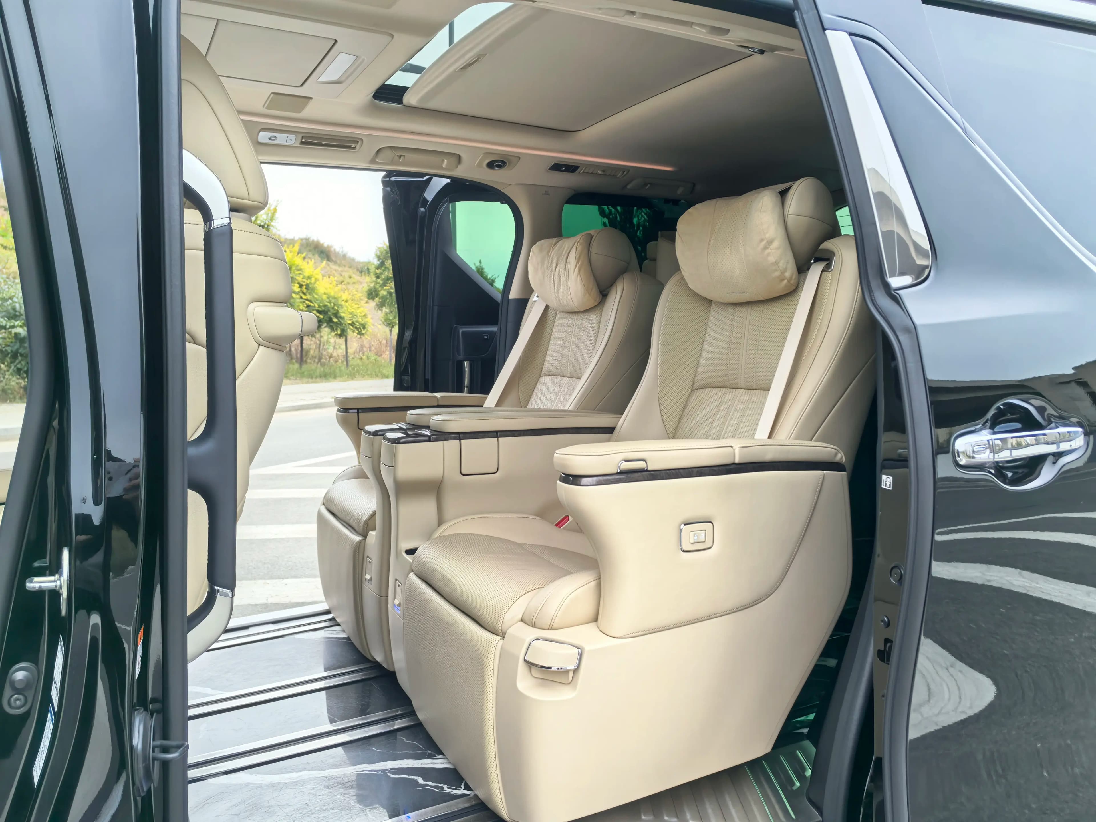 Toyota Alphard 2023 г. 29002 км. — фото 18