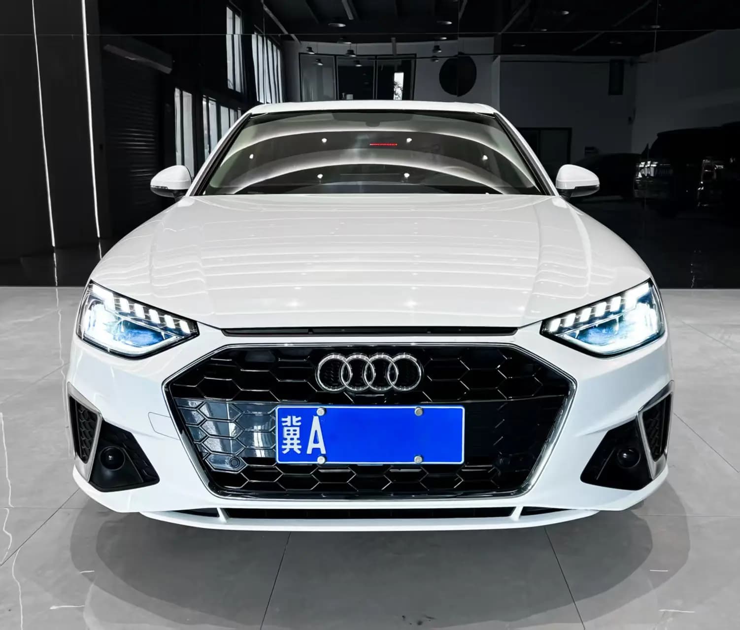 Audi A4L 2023 г. 30080 км. — фото 2