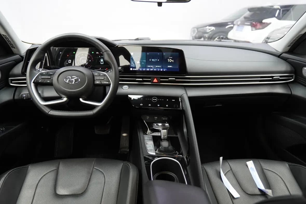Hyundai Elantra 2022 г. 45025 км. — фото 13