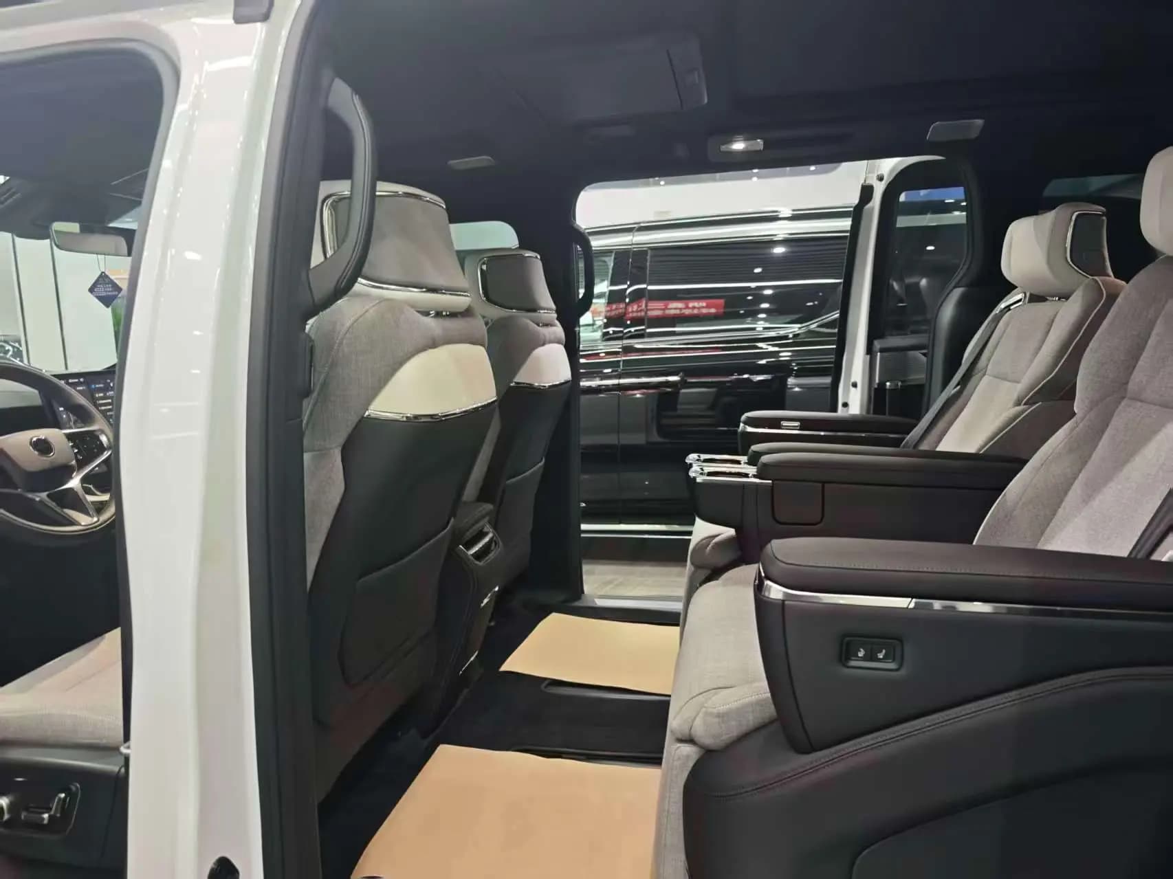 Volvo EM90 2024 г. 13060 км. — фото 7