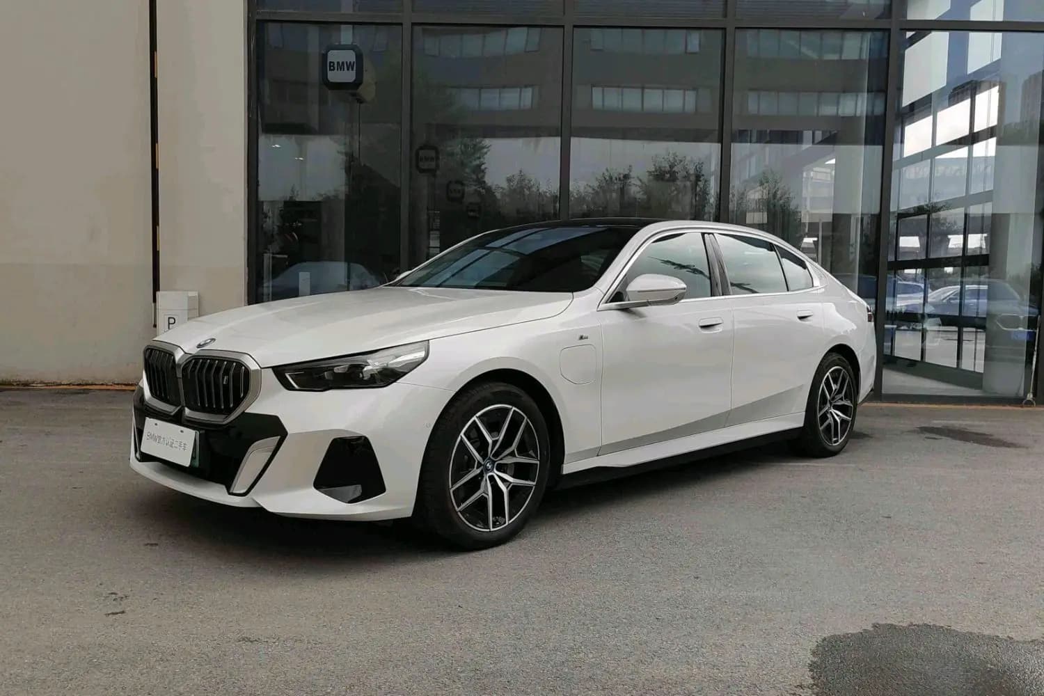 BMW i5 2024 г. 12066 км.