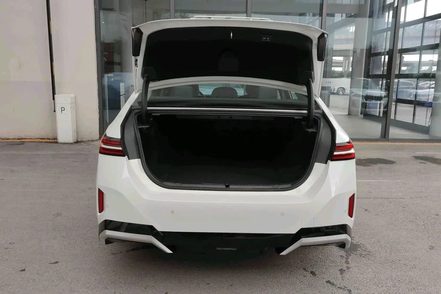 BMW i5 2024 г. 12066 км. — фото 15