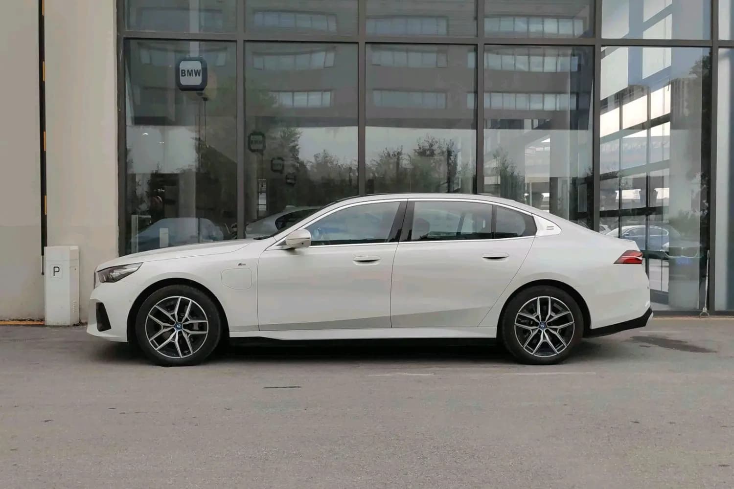 BMW i5 2024 г. 12066 км. — фото 3
