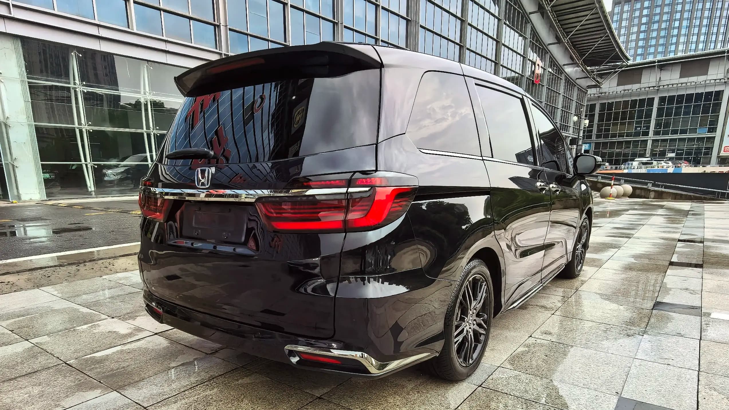 Honda Odyssey 2.0hyb CVT (215 л.с.) 2023 г. 55001 км — фото 6