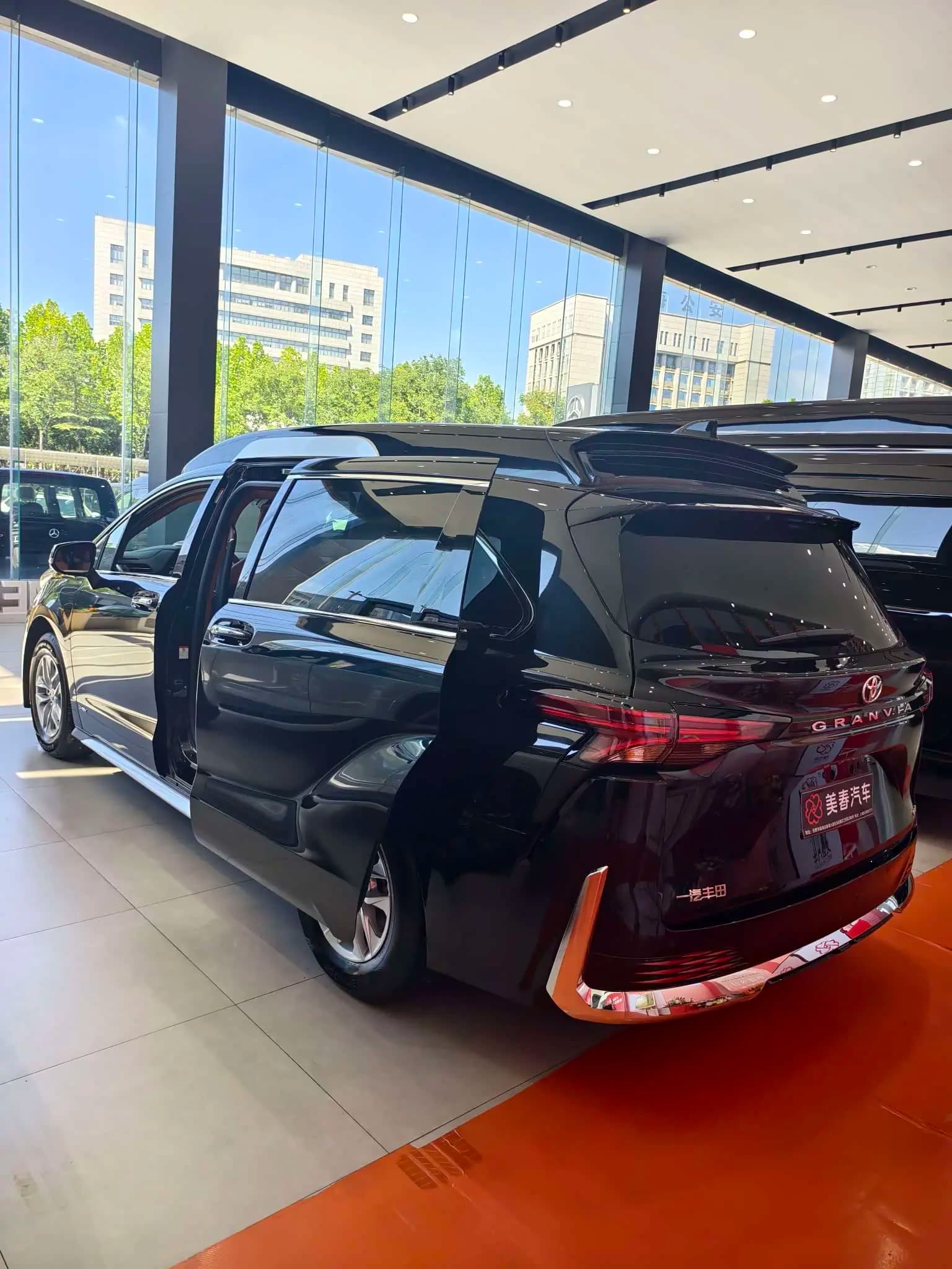 Toyota Granvia 2025 г. 1120 км. — фото 2